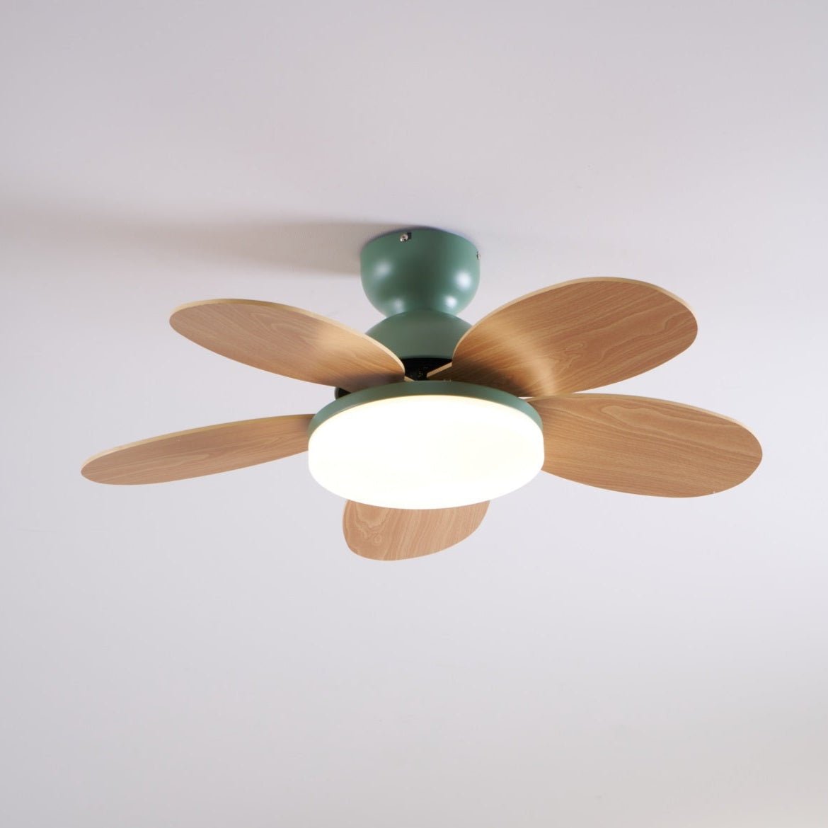 Ventilador de Techo Liora de Cristal Colorido, primer plano de la estructura metálica