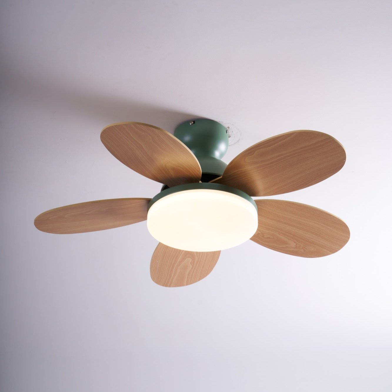 Ventilador de Techo con Luz Liora, mostrando montaje en techo