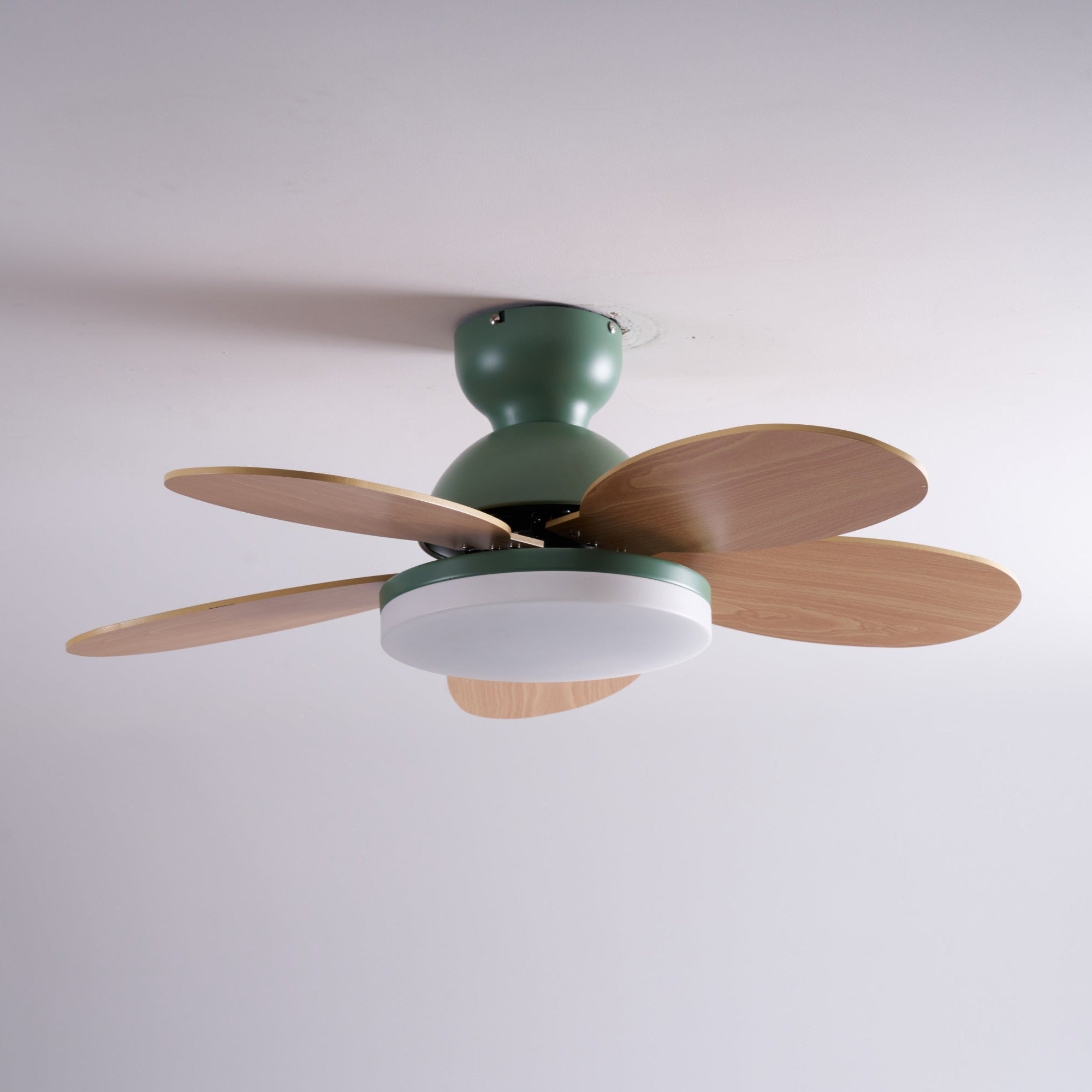 Ventilador de Techo Liora de Cristal Colorido, clasificación IP20 para ambientes húmedos