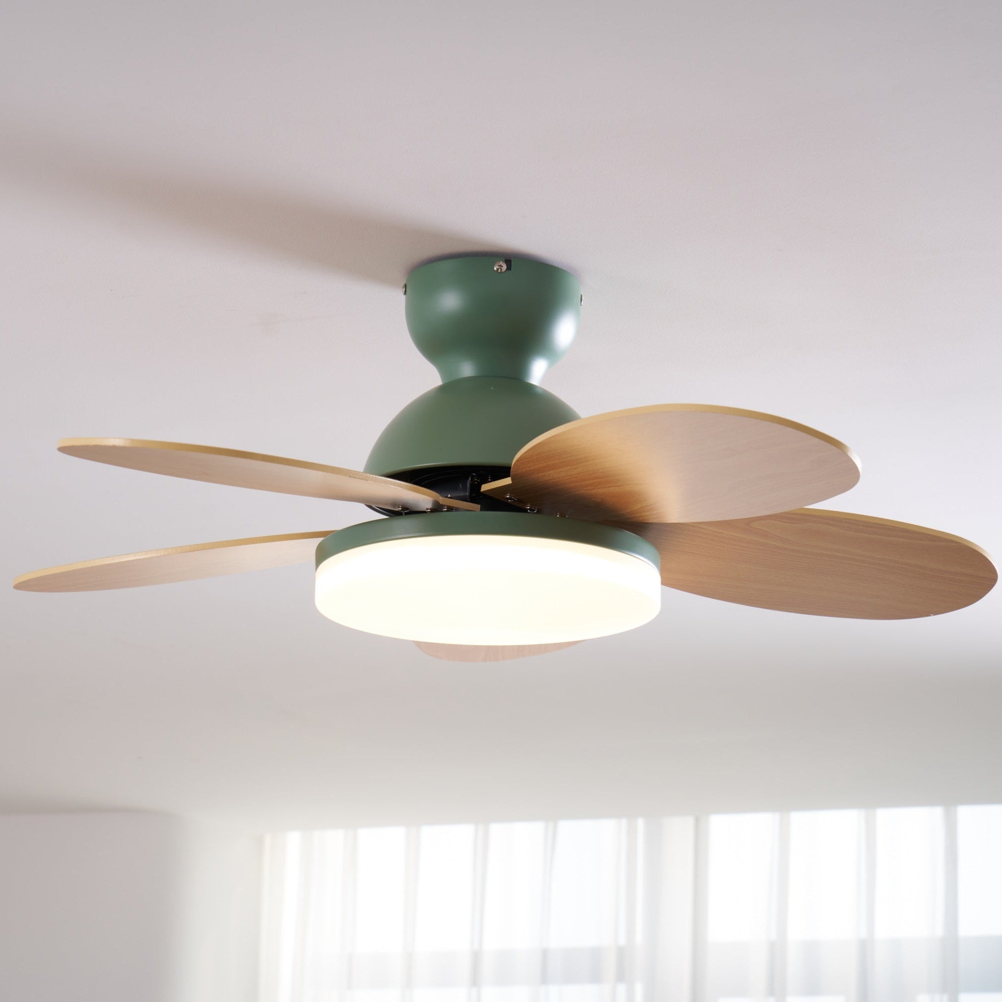 Ventilador de Techo con Luz Liora para Niños, ilustrando rotación hacia adelante para enfriamiento