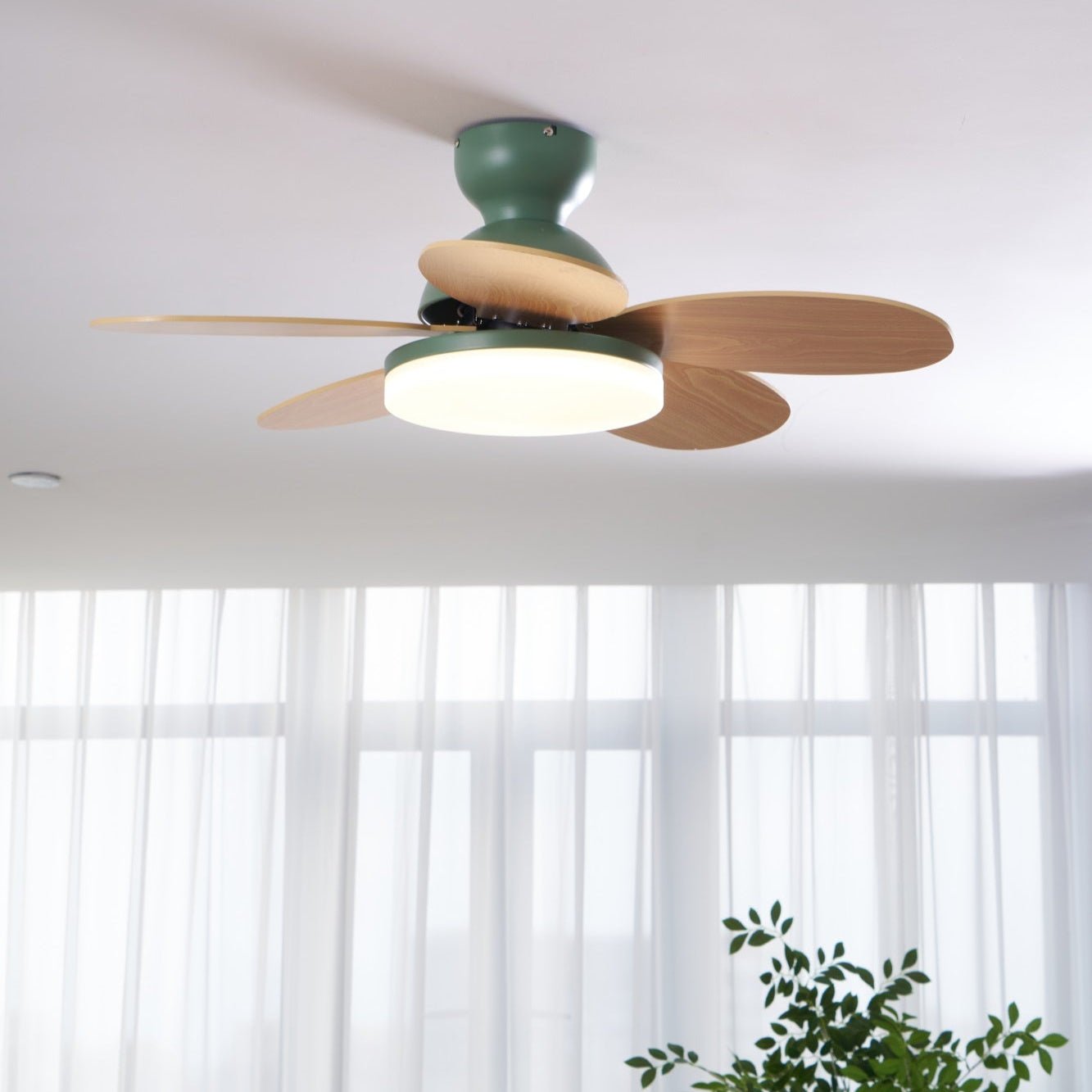 Ventilador de Techo con Luz Liora con acabado de cuerpo en Blanco