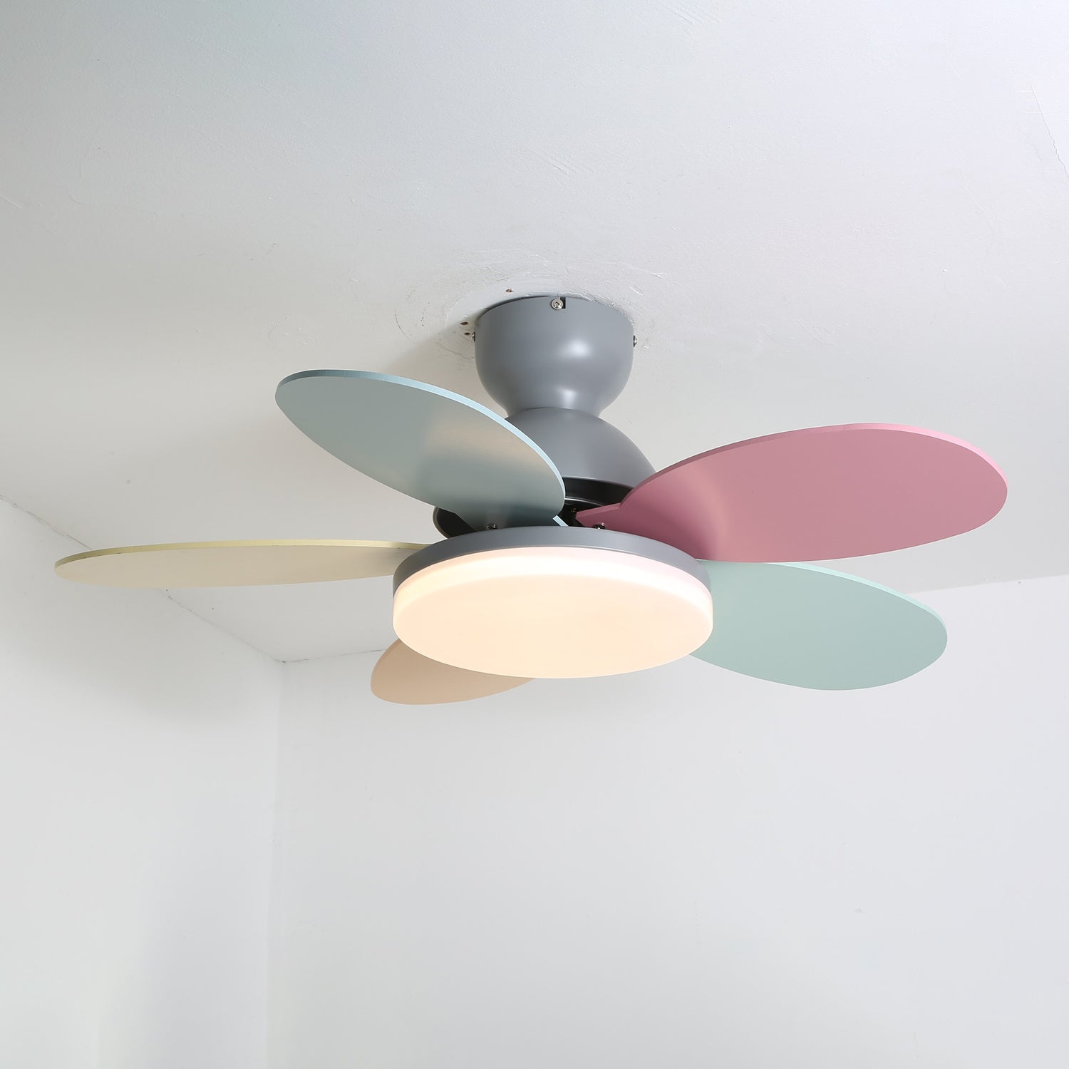 Ventilador de Techo con Luz Liora mostrando el mando a distancia de 6 velocidades