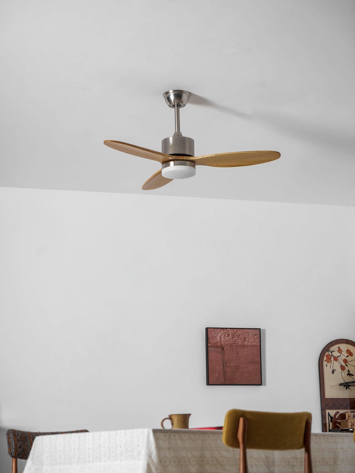 Ventilador de Techo con Luz HushGlow mostrando su diseño energéticamente eficiente.