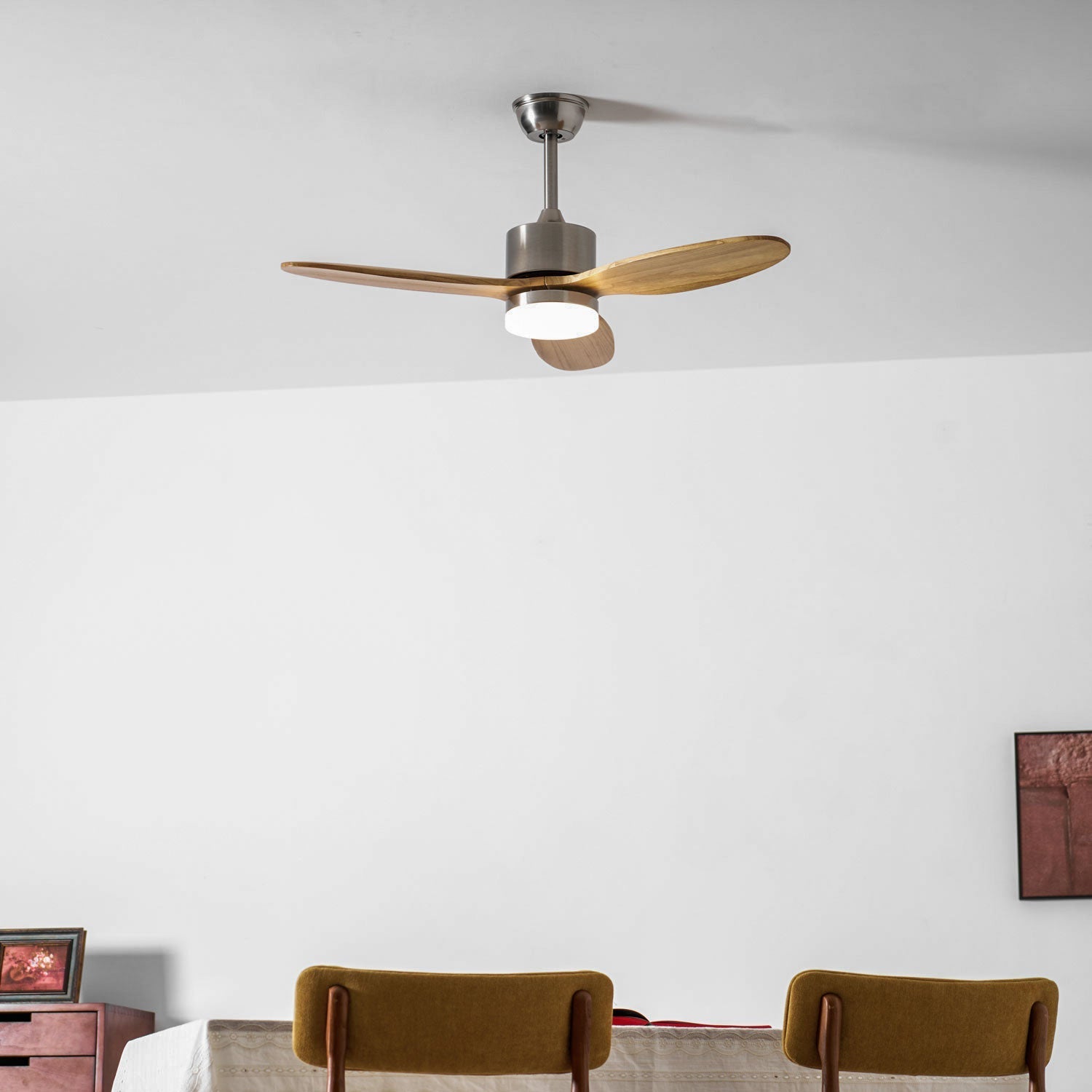 Ventilador de Techo con Luz HushGlow mostrando su LED regulable integrado.