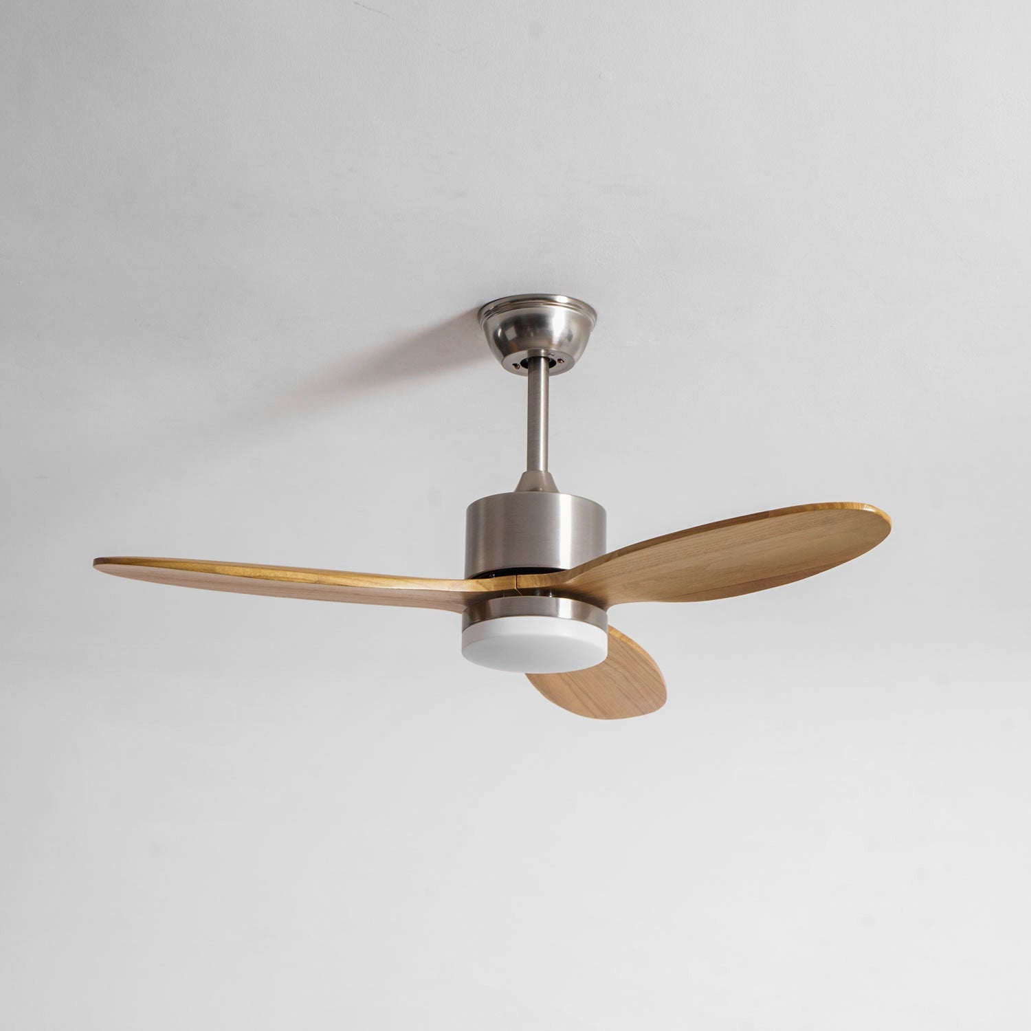 Ventilador de Techo con Luz HushGlow con opción de acabado de cuerpo en Bronce.