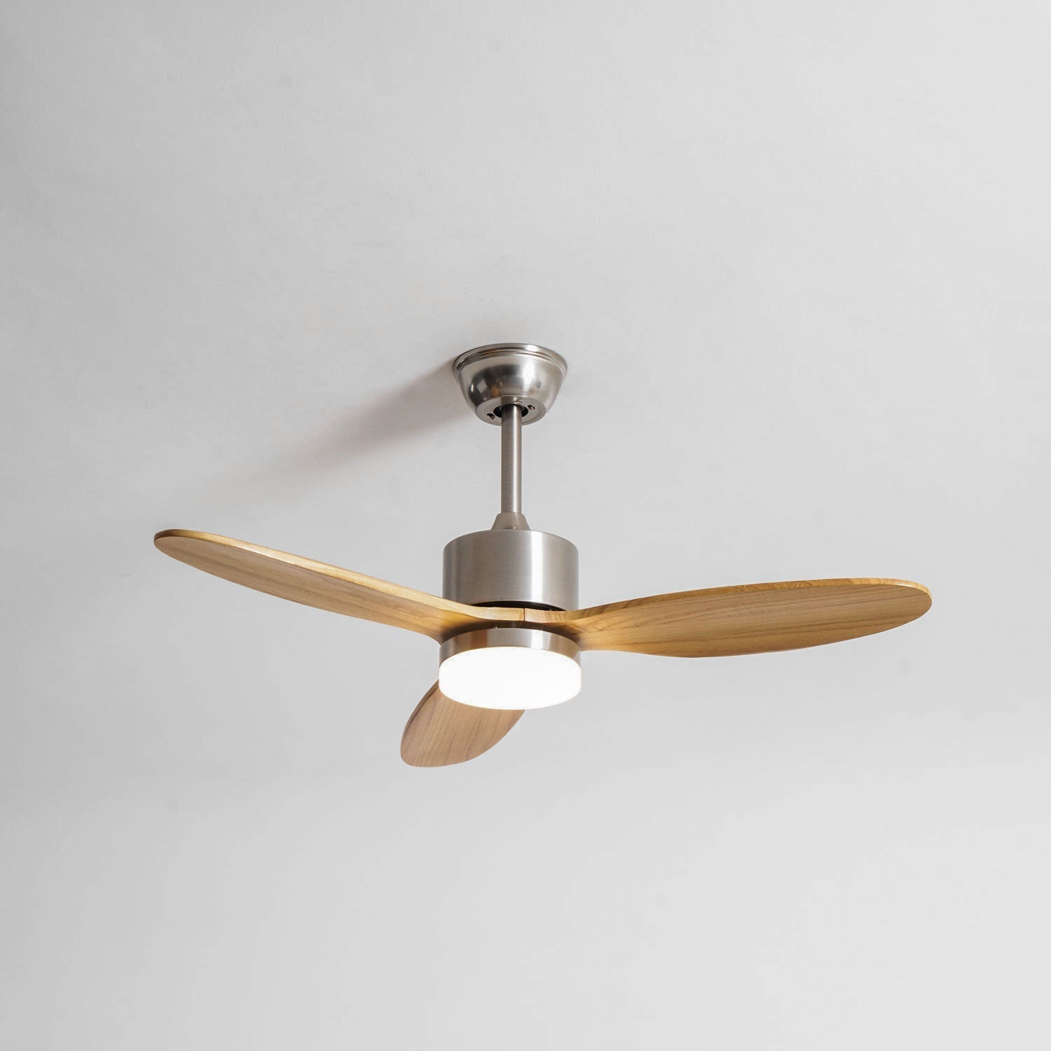 Ventilador de Techo con Luz HushGlow con acabado de pantalla en Blanco.