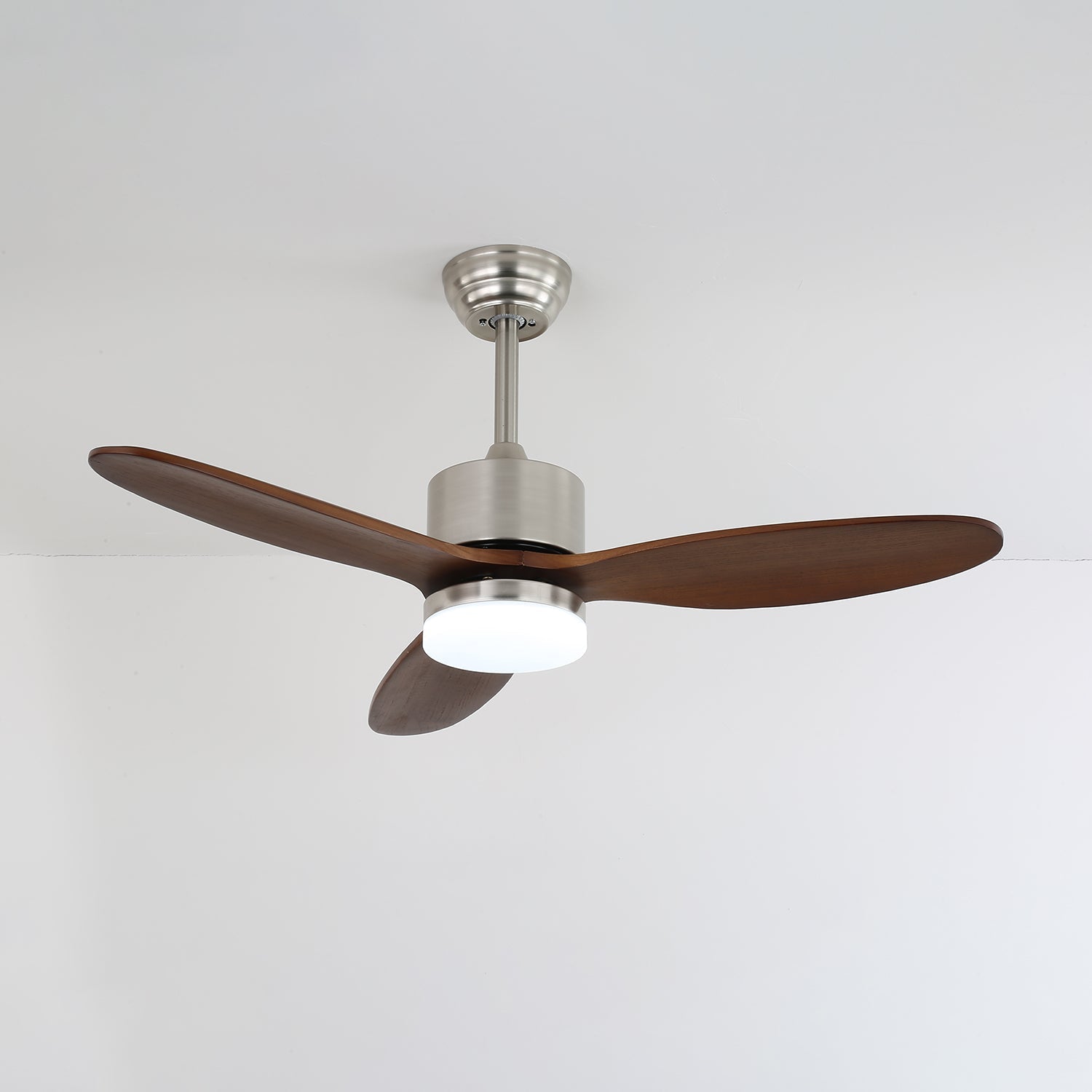 Ventilador de Techo Elara de Madera con Luz desde un ángulo diferente