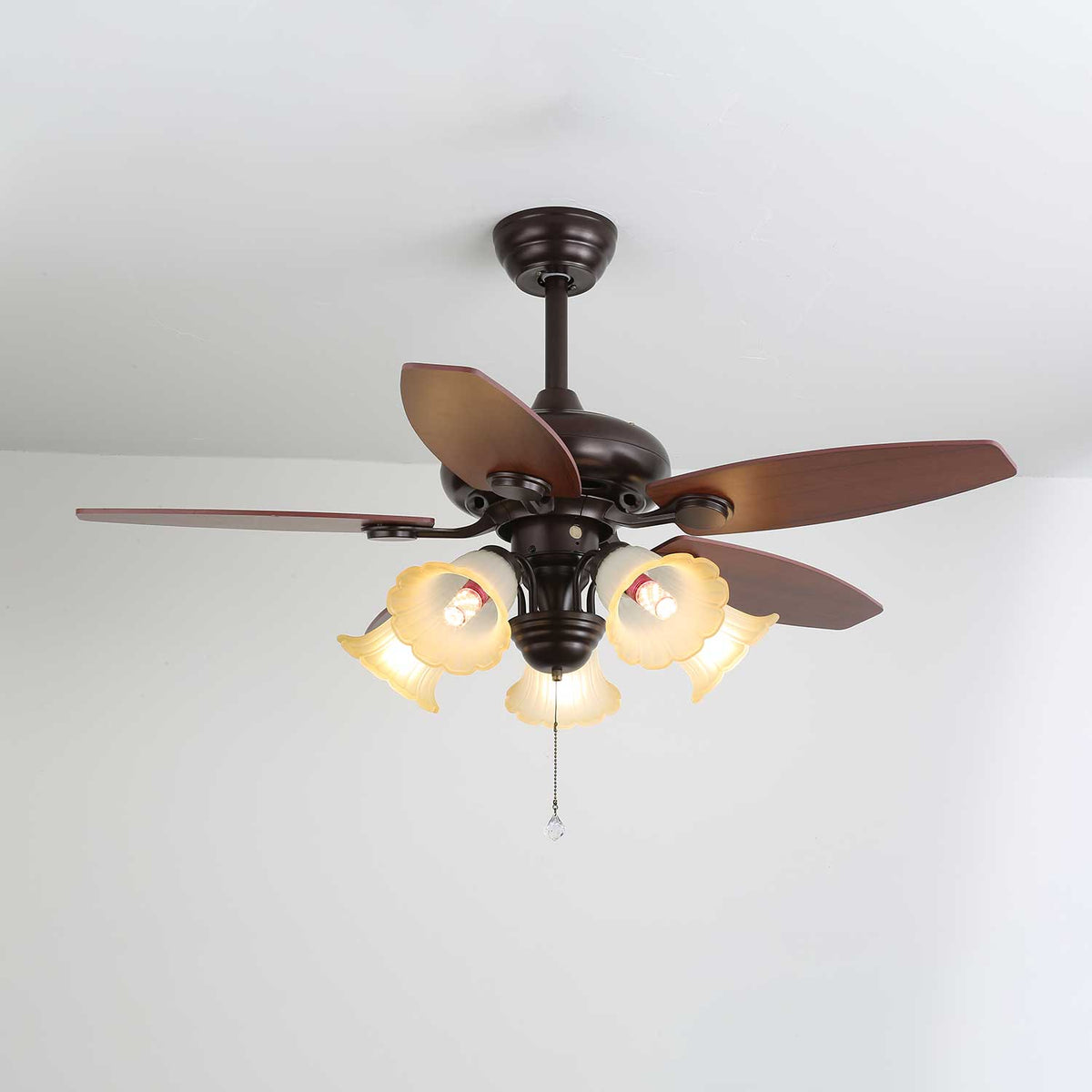 Detalle del acabado de madera de nogal en las aspas del ventilador