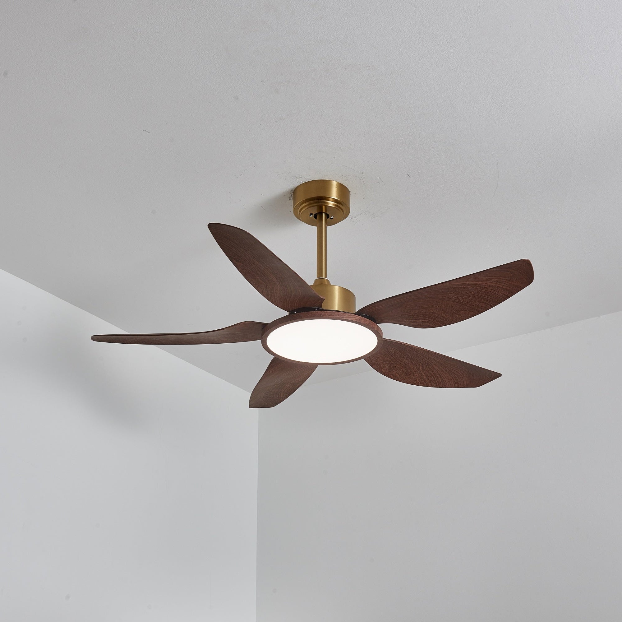 Ventilador con luz Aurelia en un ambiente de salón moderno.
