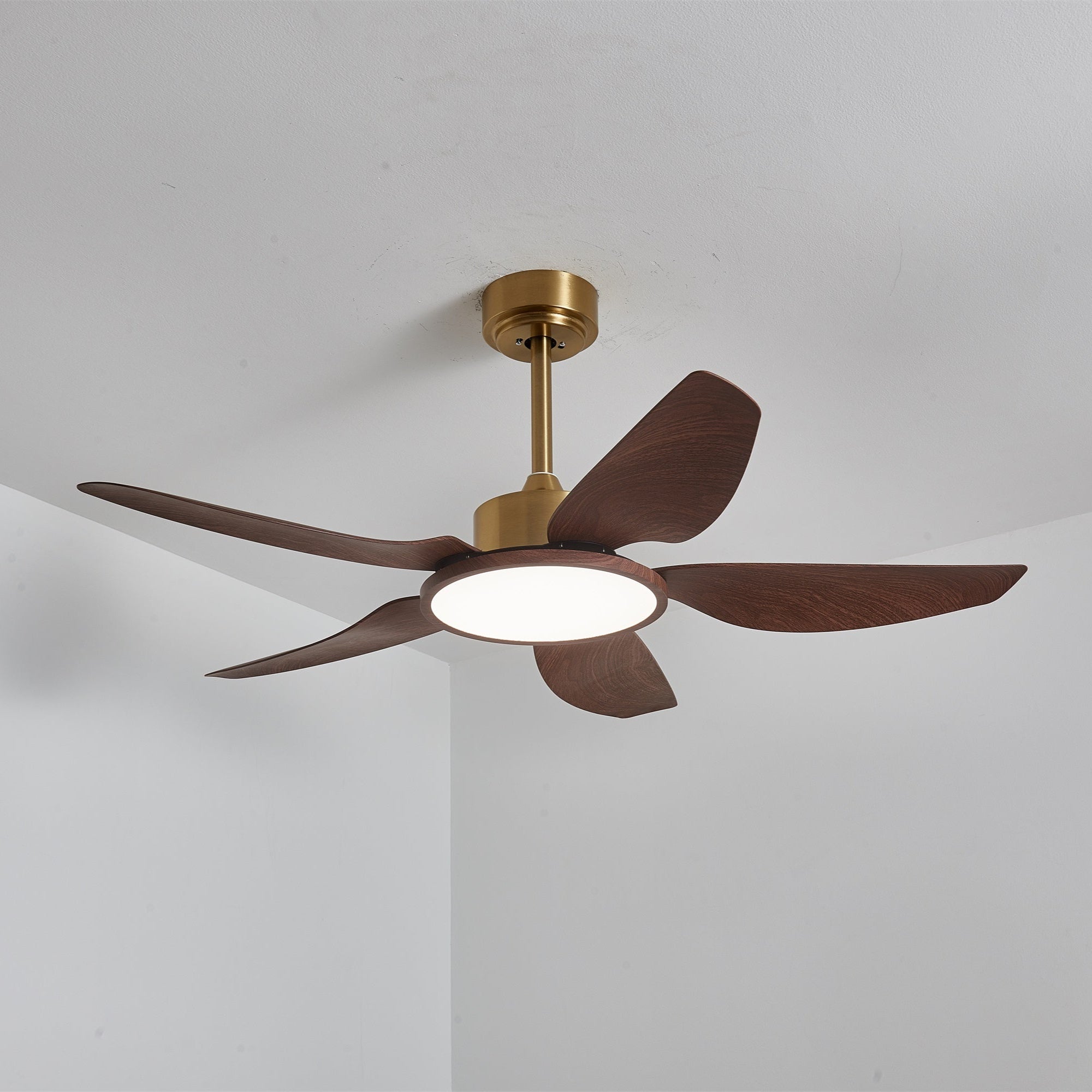 Detalle del acabado de madera de nogal en las aspas del ventilador Aurelia.