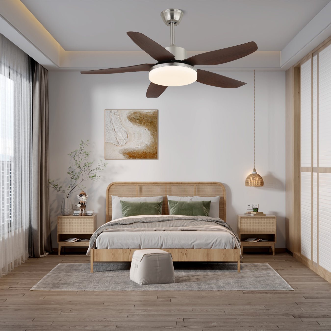 Primer plano de la lámpara ventilador de techo Eland mostrando las aspas de madera de nogal