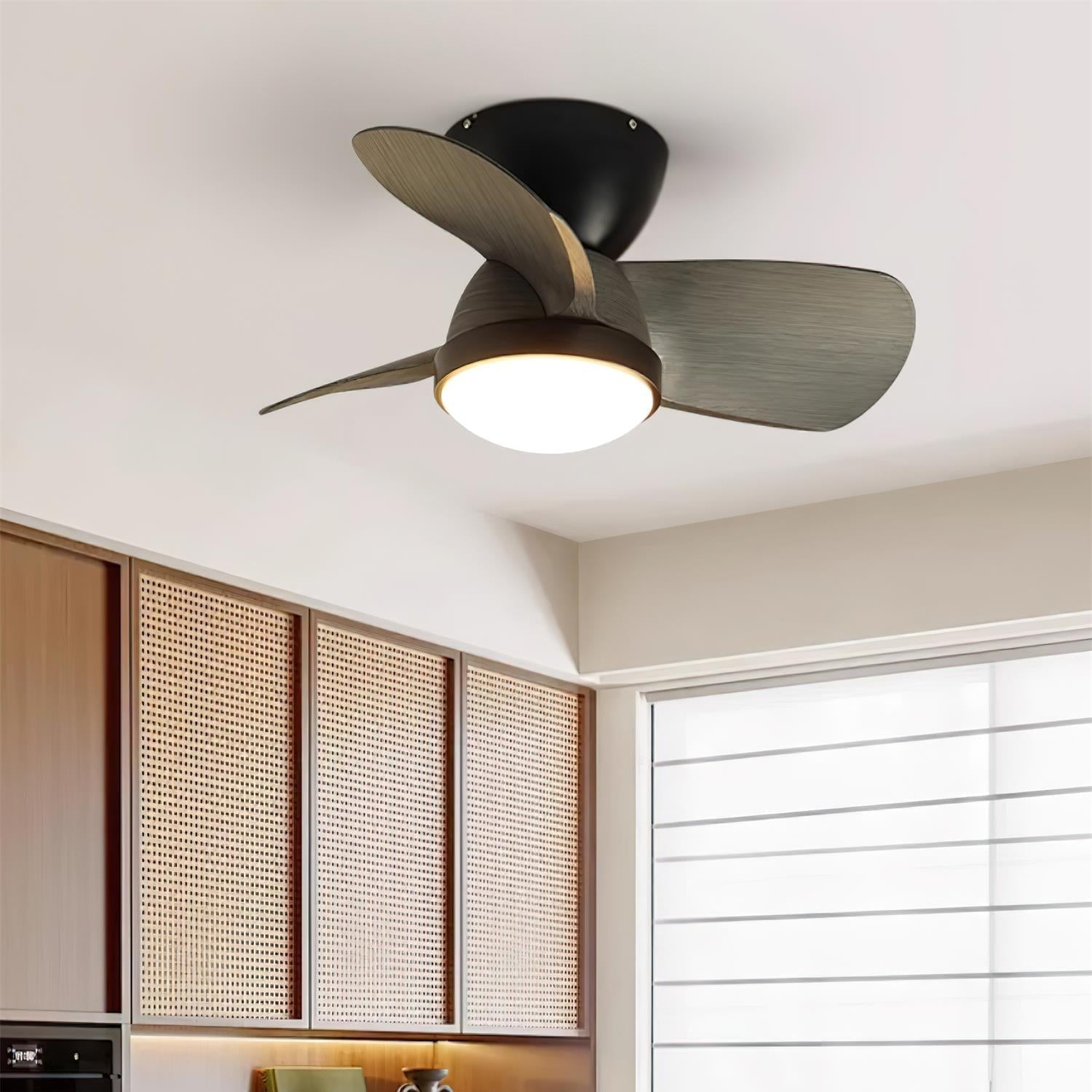 Ventilador de techo Ventra con luz mostrando su diseño minimalista