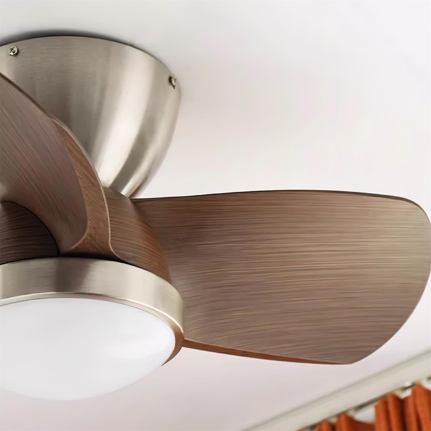 Ventilador de techo Ventra con luz proporcionando luz ambiental