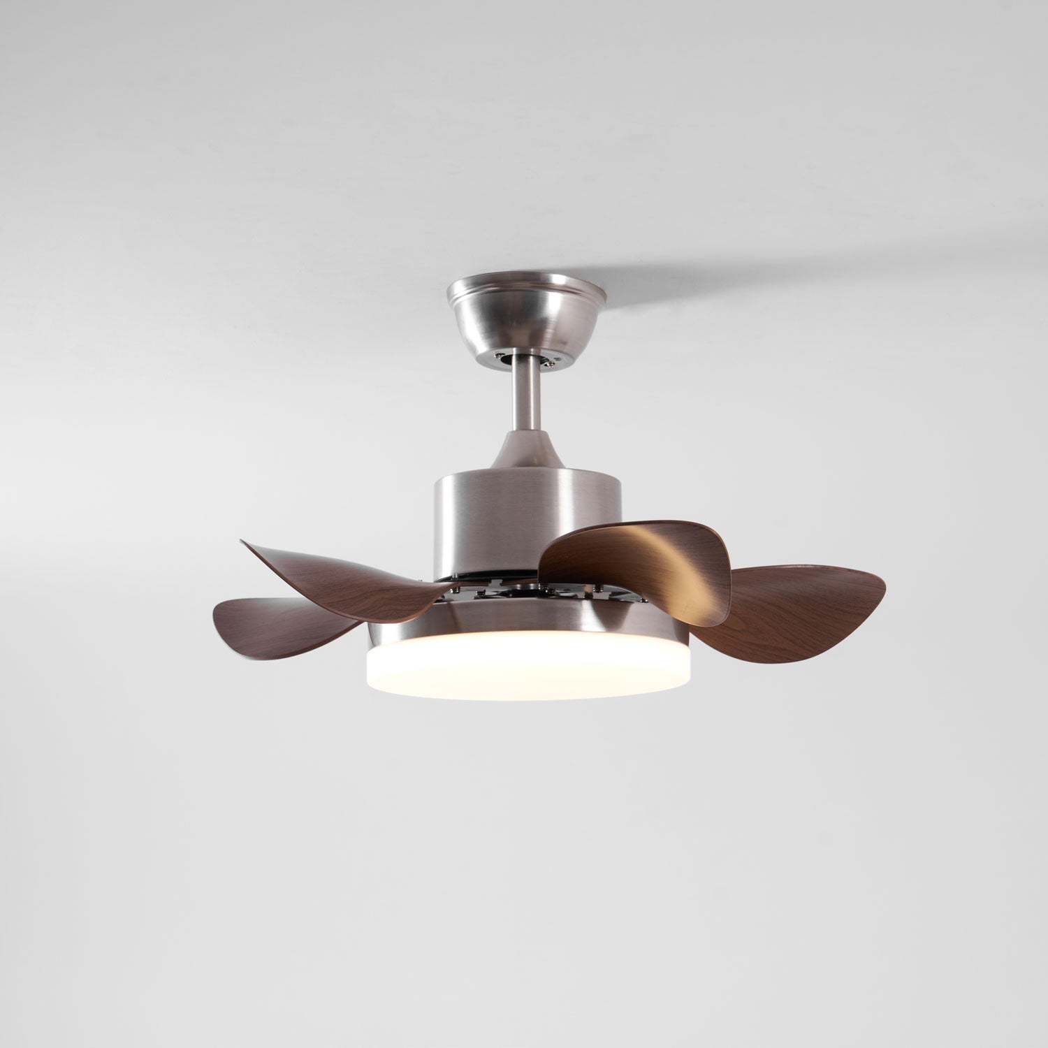 Ventilador de techo Alenya contemporáneo con luz visto desde abajo