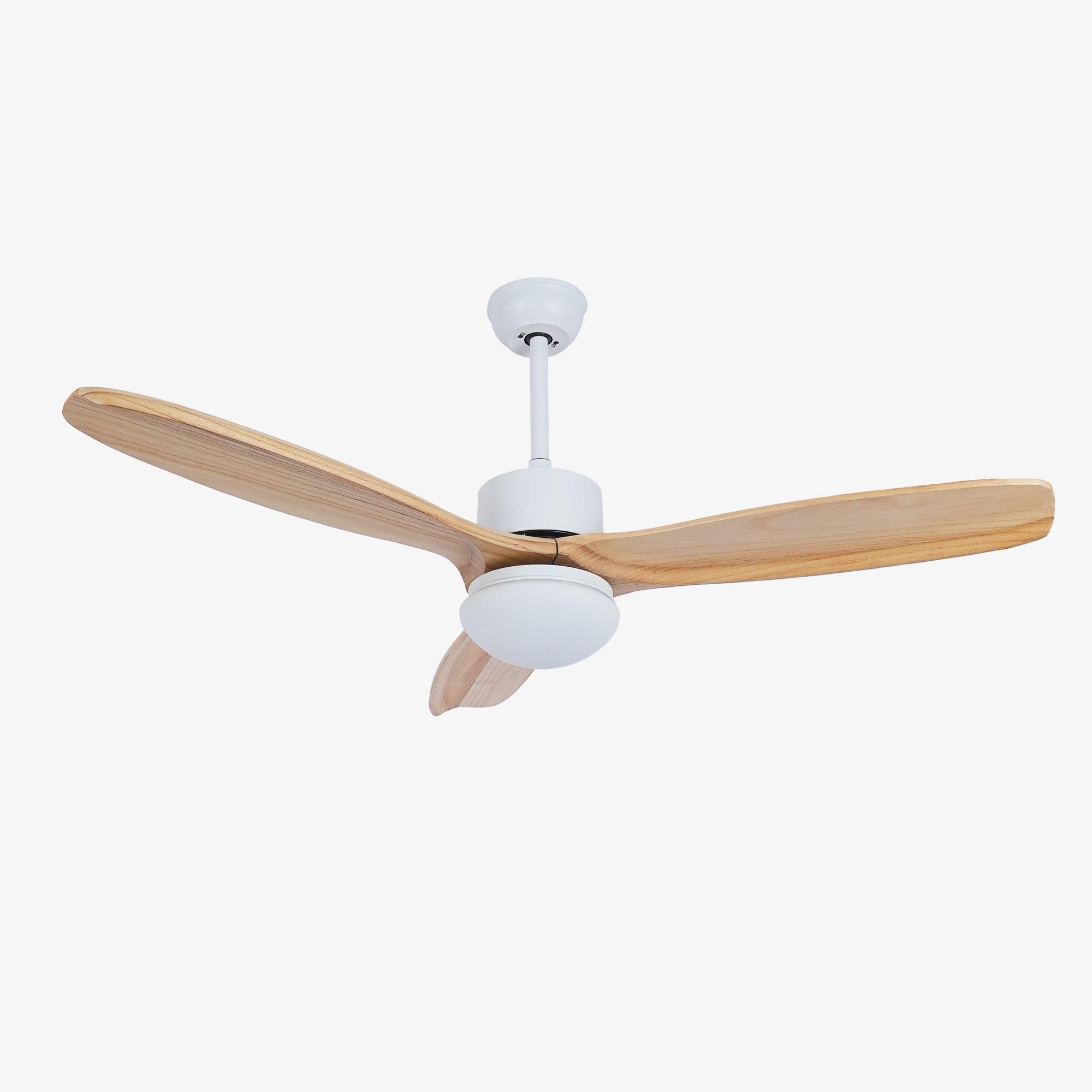 Ventilador de techo con luz Brivel en acabado blanco y madera.