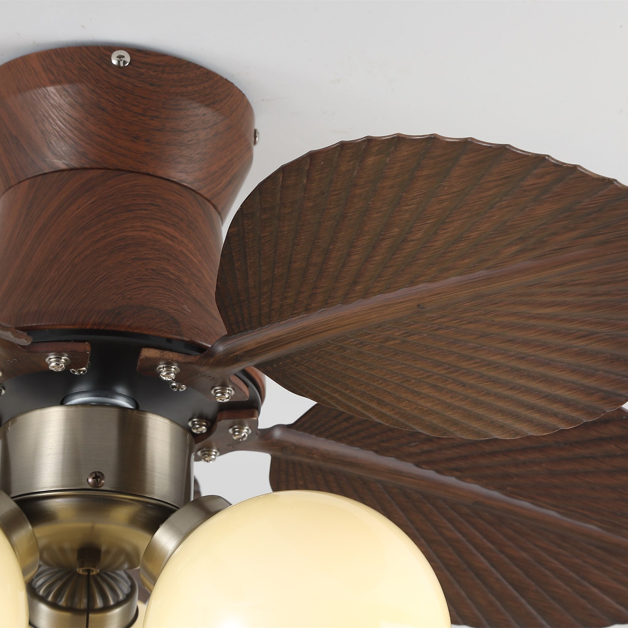 Ventilador de Techo con Luz Walden Roble desde abajo, mostrando la fuente de luz