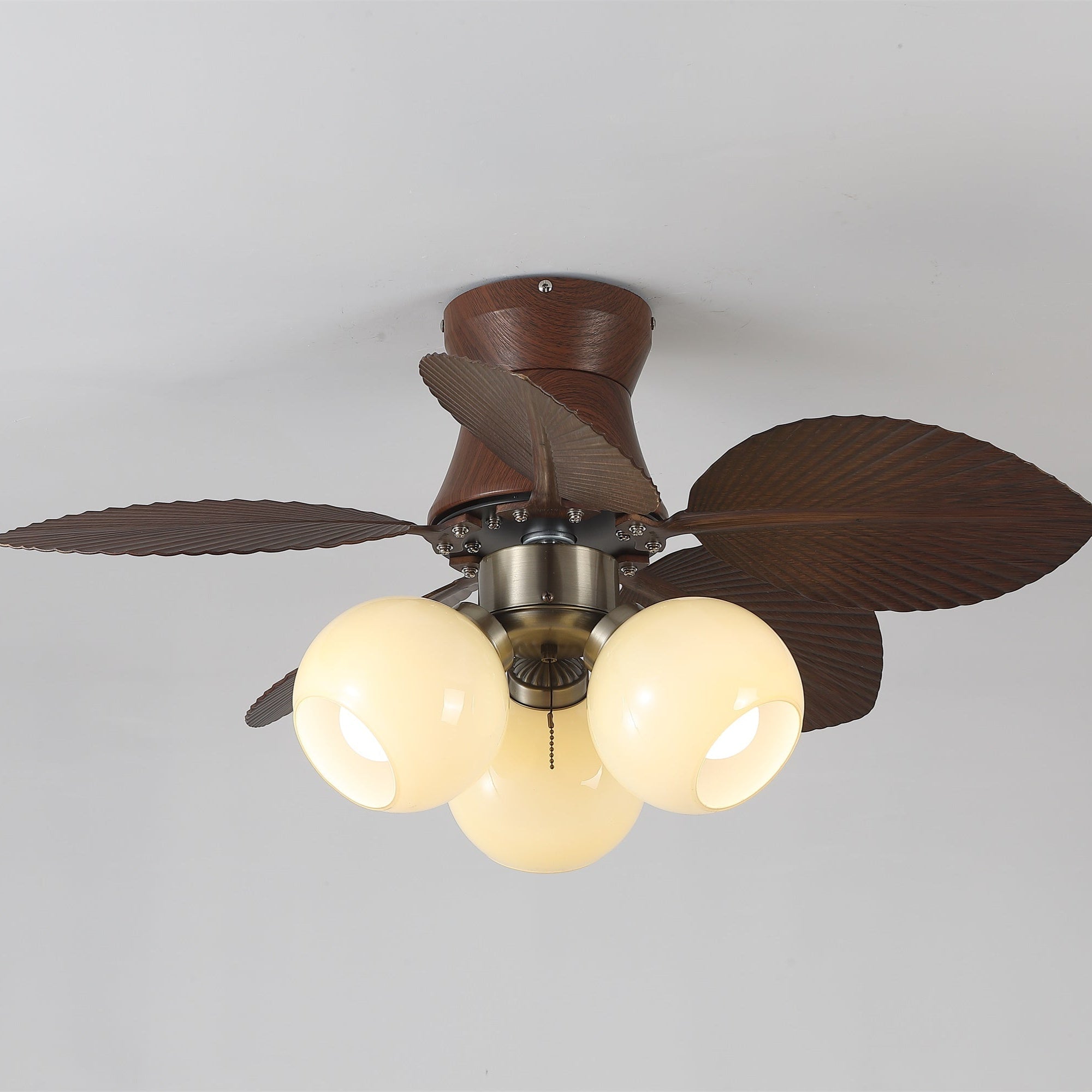Primer plano de la pantalla de vidrio y la carcasa del motor del Ventilador de Techo con Luz Walden Roble