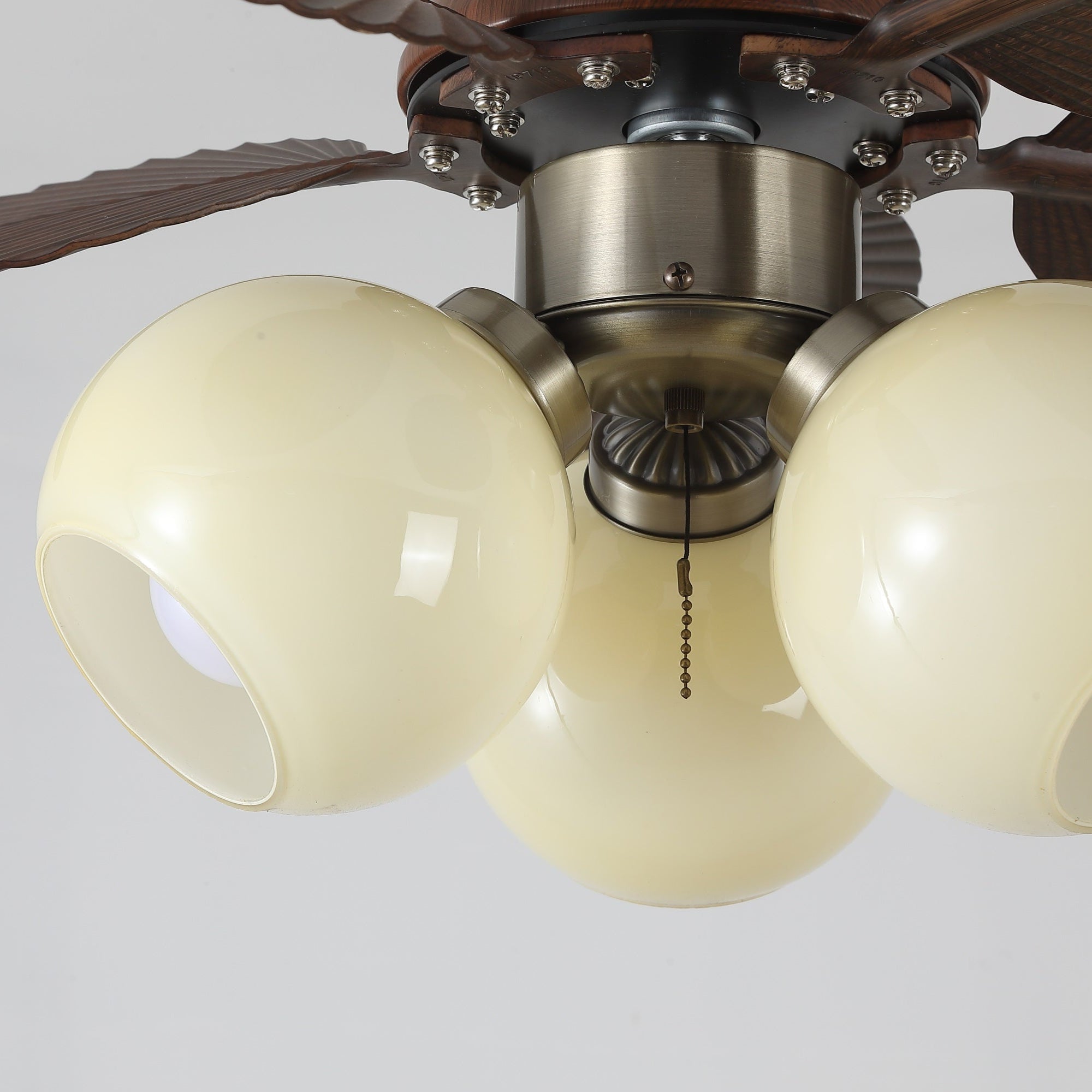 Ventilador de Techo con Luz Walden Roble iluminando un dormitorio