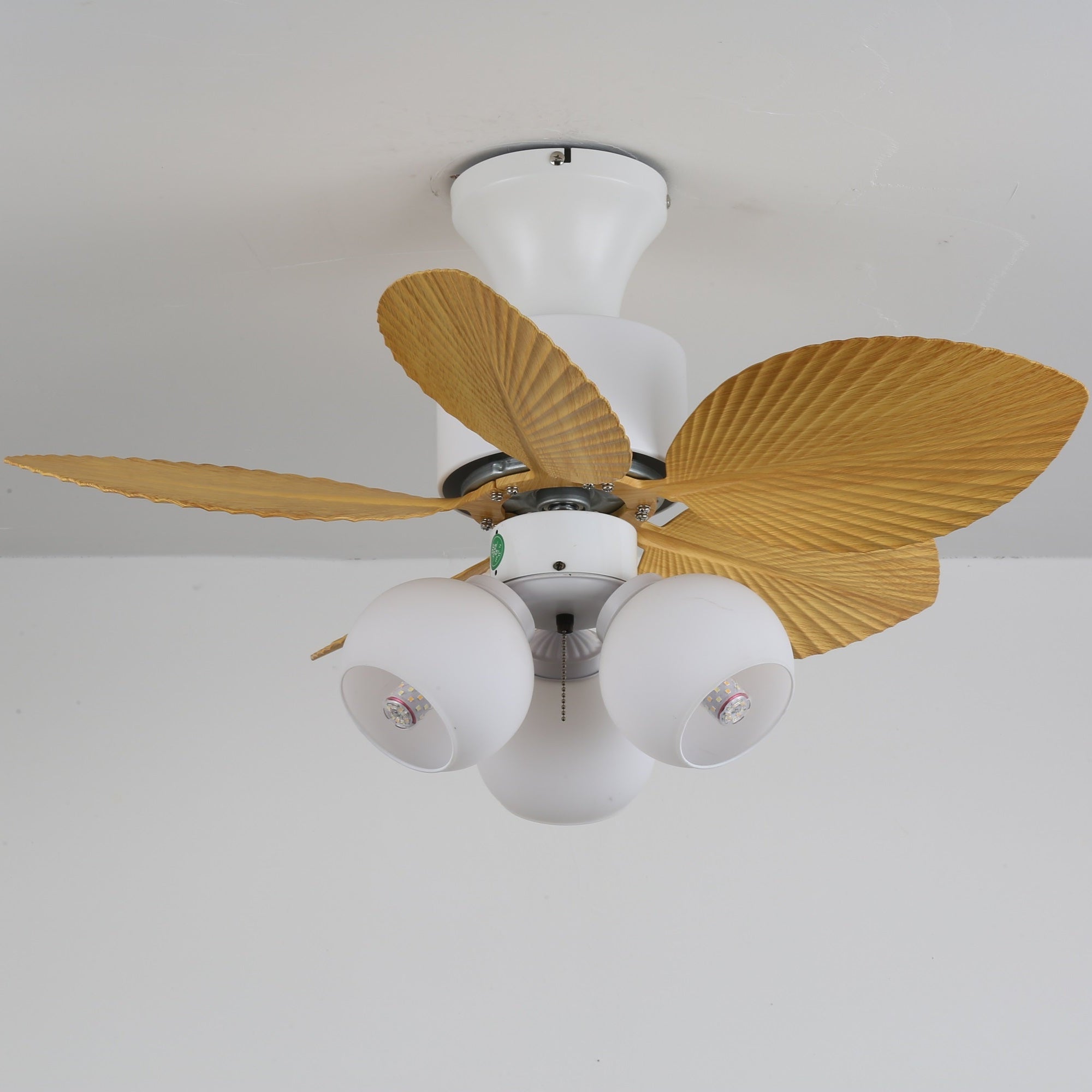 Toma detallada del montaje del ventilador con luz en el techo