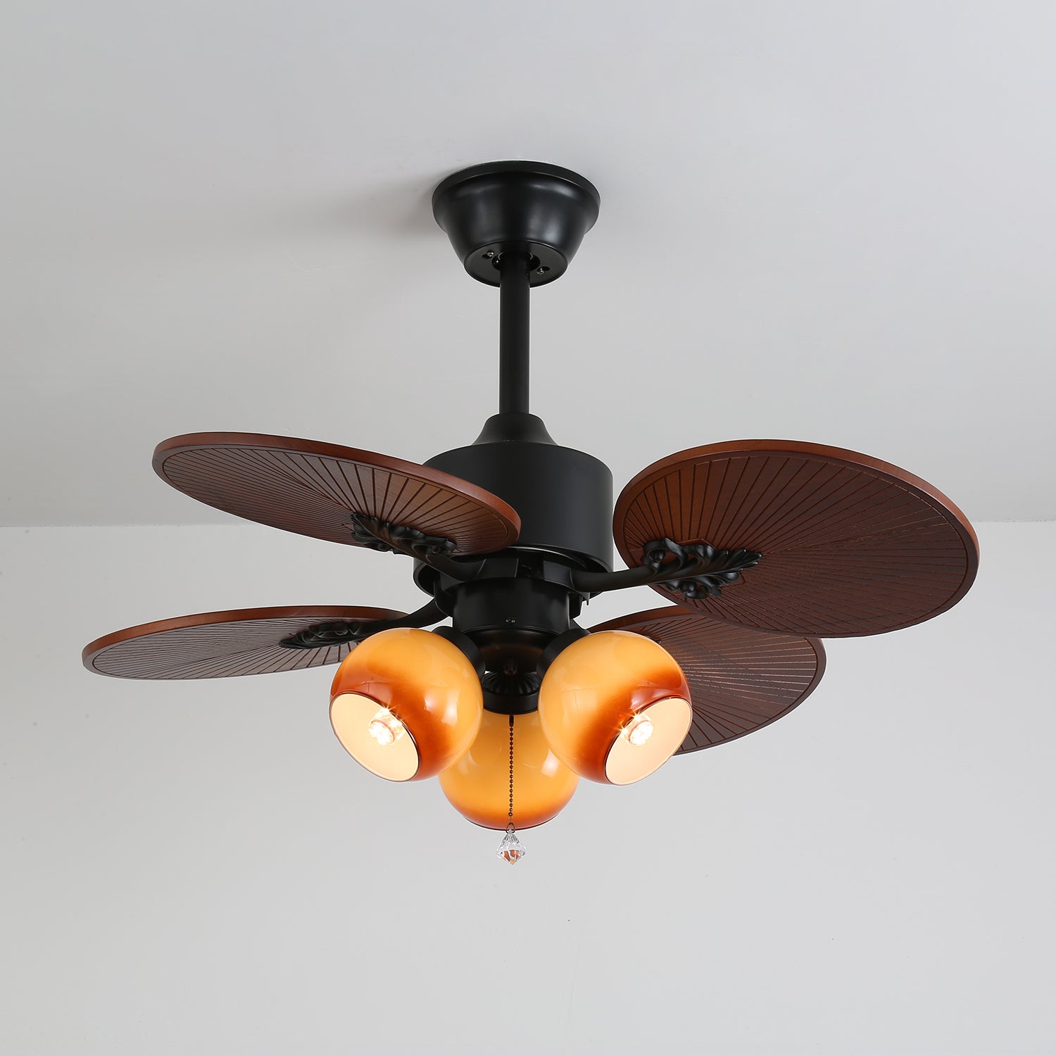 Ventilador con luz Solara (Modelo C, 107cm) en acabado negro.
