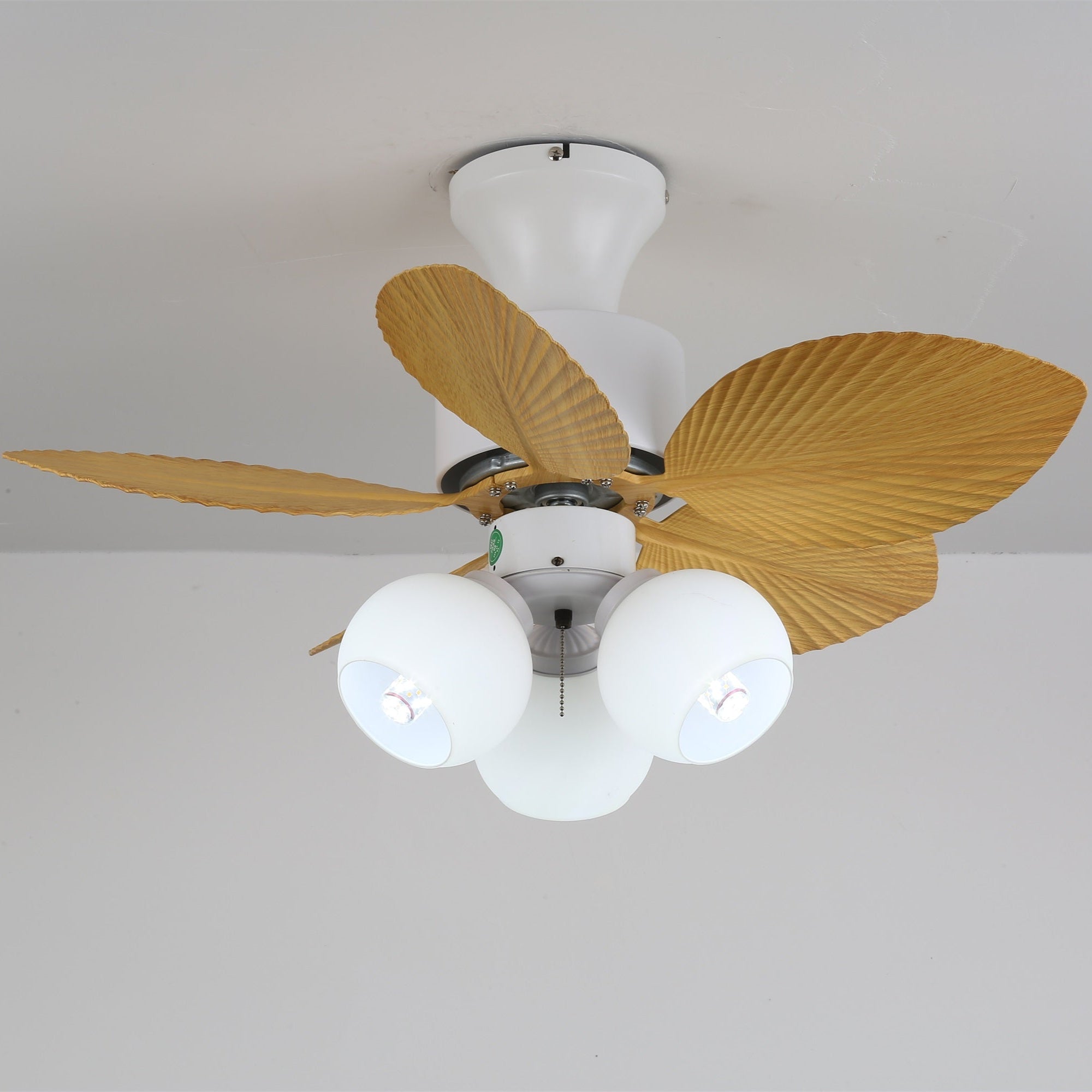 Ventilador de Techo con Luz Marvella de Madera Vintage en una habitación luminosa y espaciosa