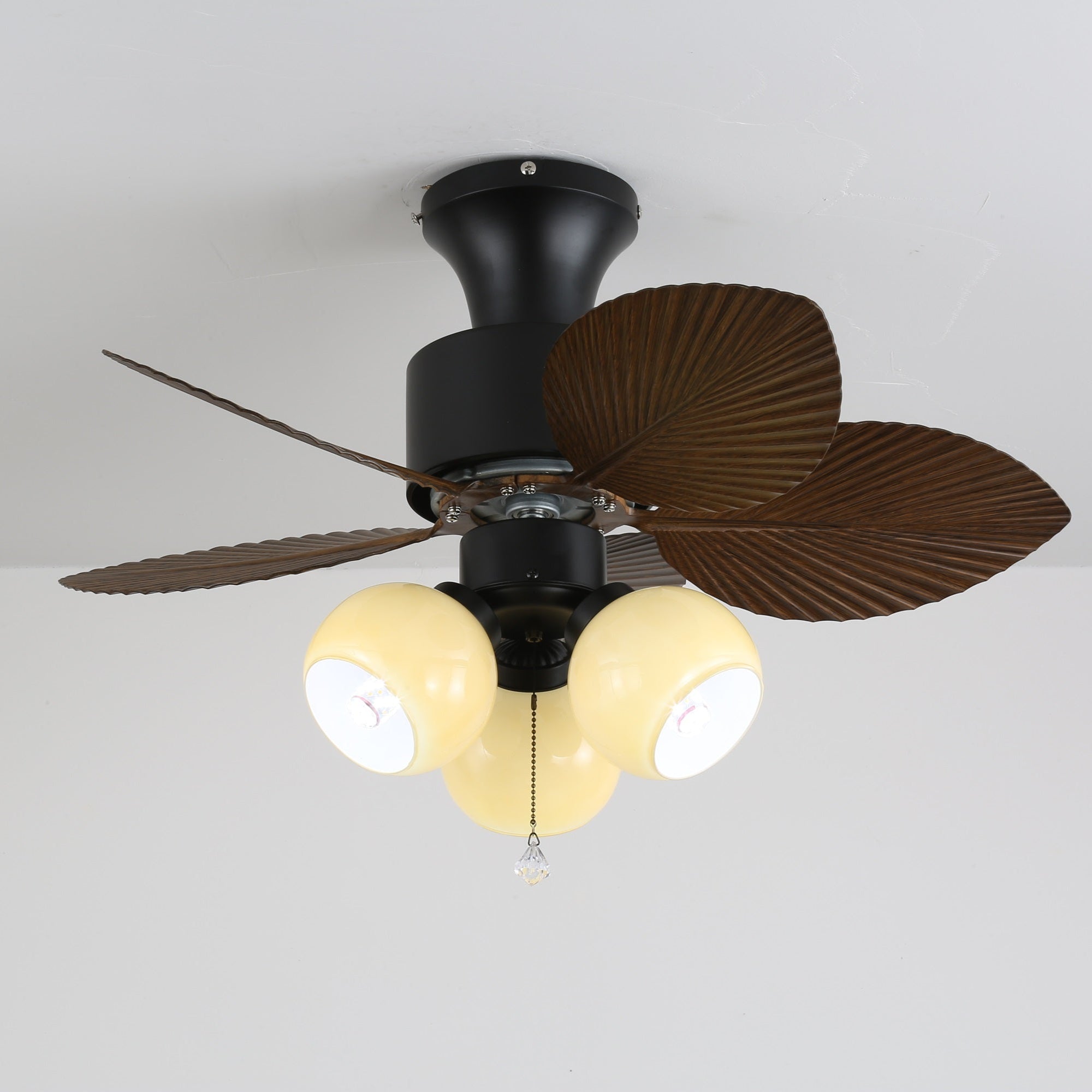 Ventilador de Techo con Luz Marvella de Madera Vintage iluminando un dormitorio