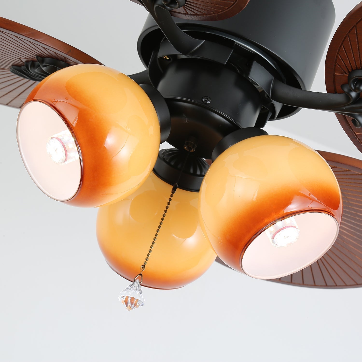 Ventilador con luz Solara con la luz apagada, centrándose en la función de ventilador.