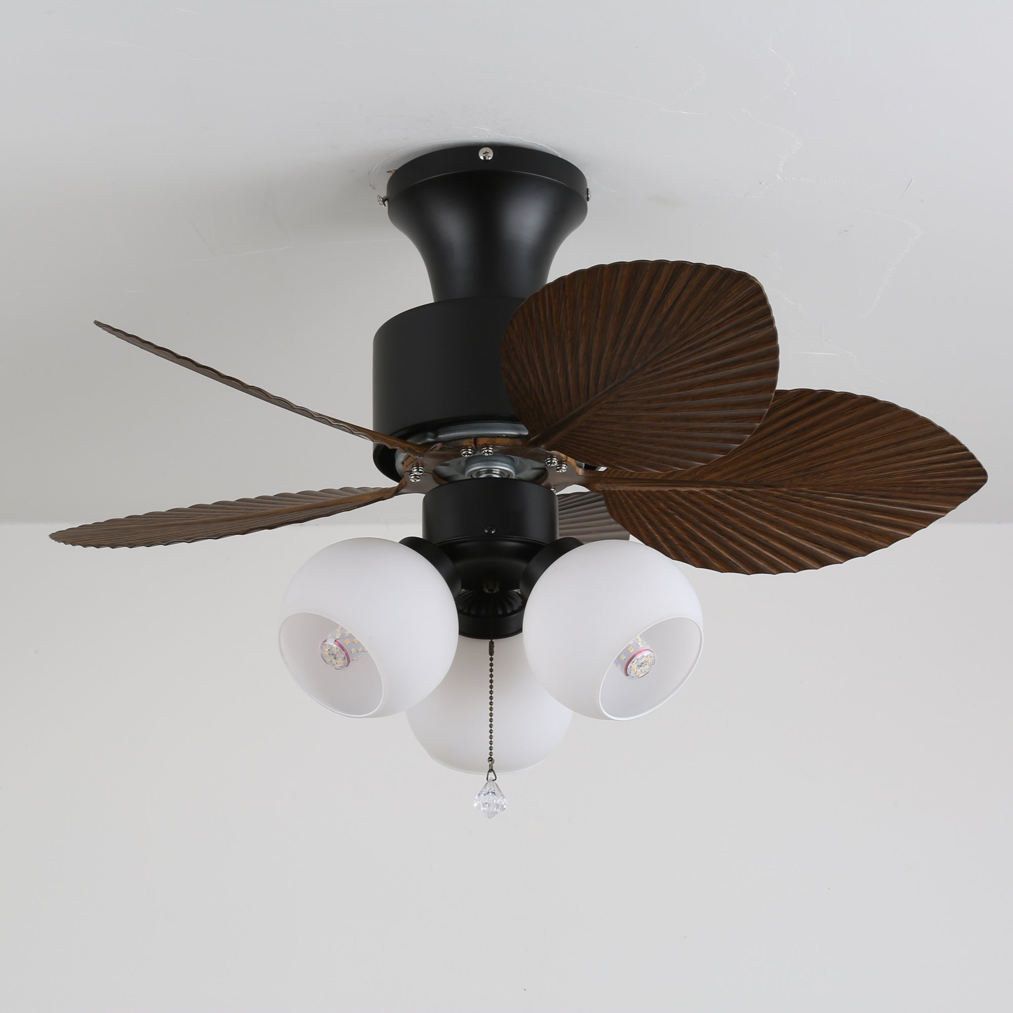 Ventilador de Techo con Luz Marvella de Madera Vintage desde un ángulo inferior, mostrando su diseño