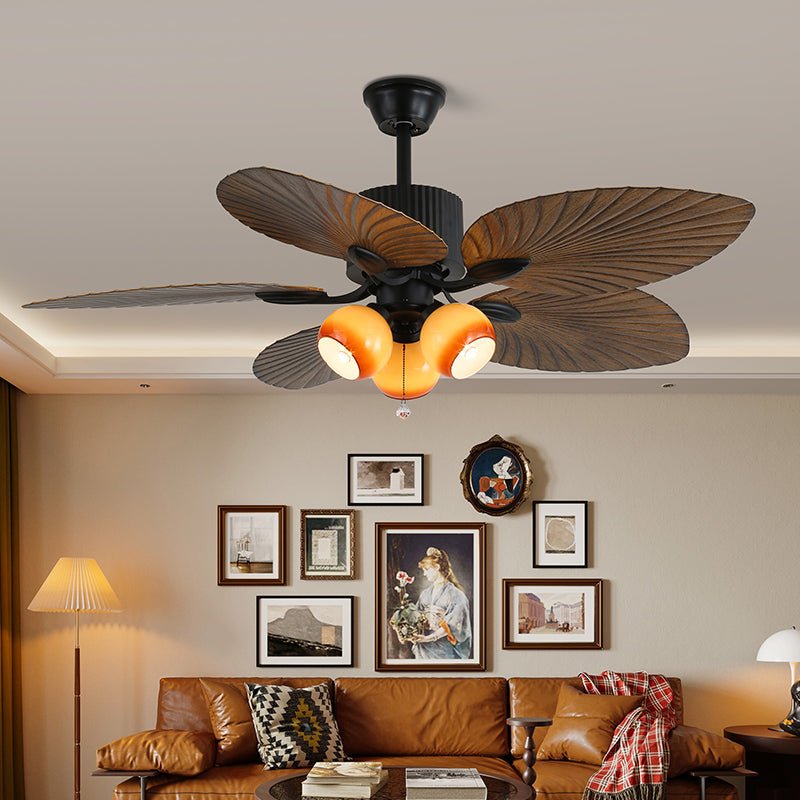 Ventilador con luz Solara con aspas en movimiento, mostrando la circulación del aire.