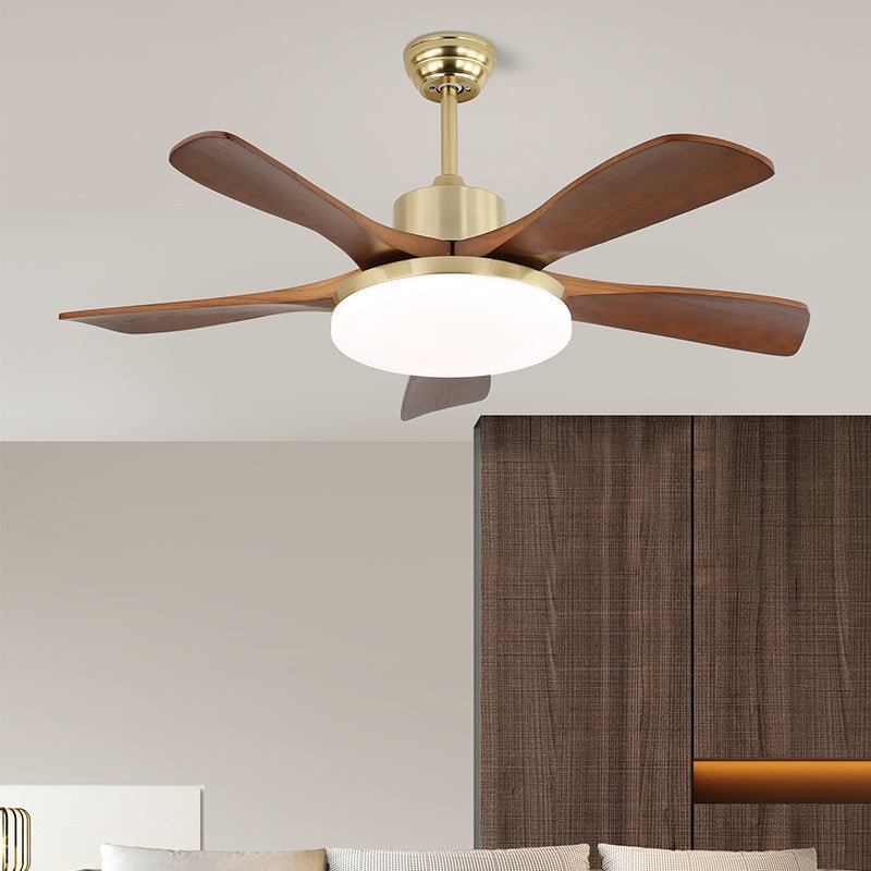 Ventilador de Techo Elara con aspas de madera y detalles de latón