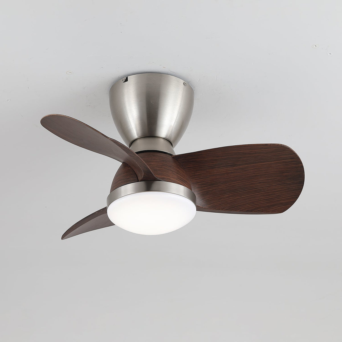 Ventilador de Techo Elora instalado en un techo, con el ventilador apagado