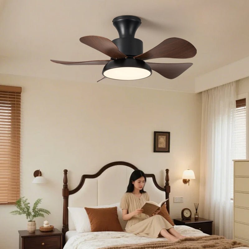Ventilador de Techo Archer con luz, primer plano del acabado nogal