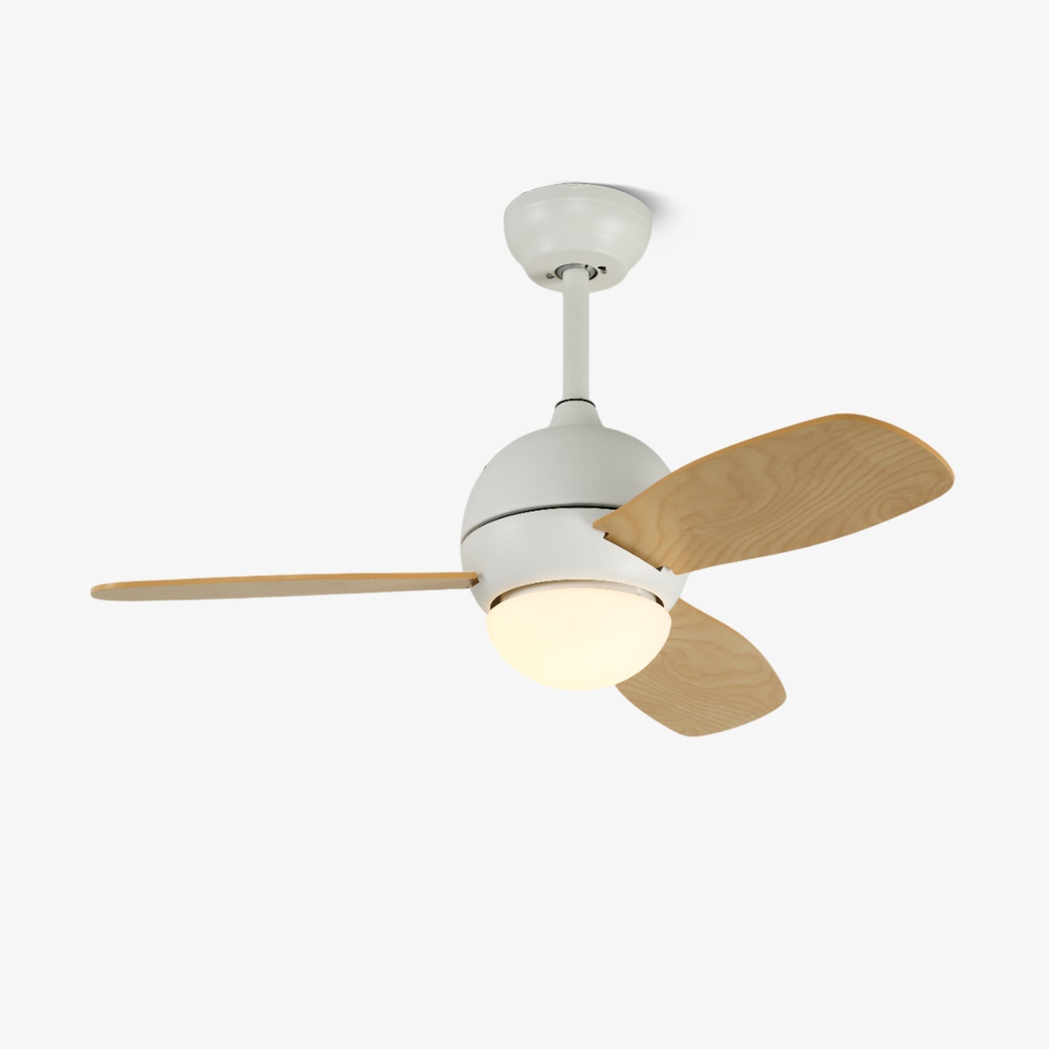 Ventilador de techo Vevo minimalista blanco y madera con luz, vista frontal, en una habitación moderna.