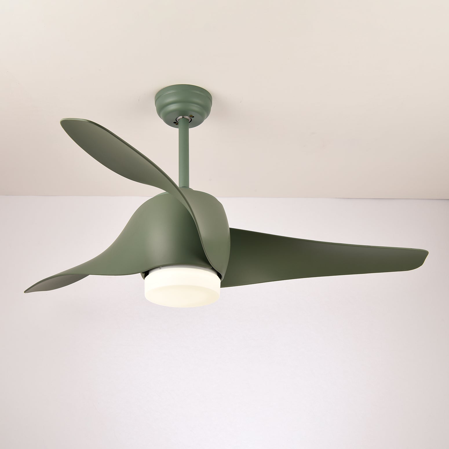 Ventilador de Techo con Luz AeroGlow en Negro, mostrando las aspas del ventilador
