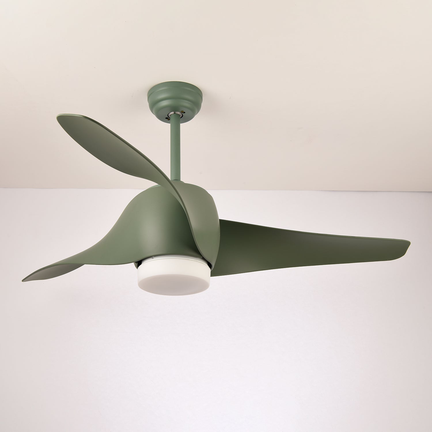 Ventilador de Techo con Luz AeroGlow en Verde, instalado en una habitación