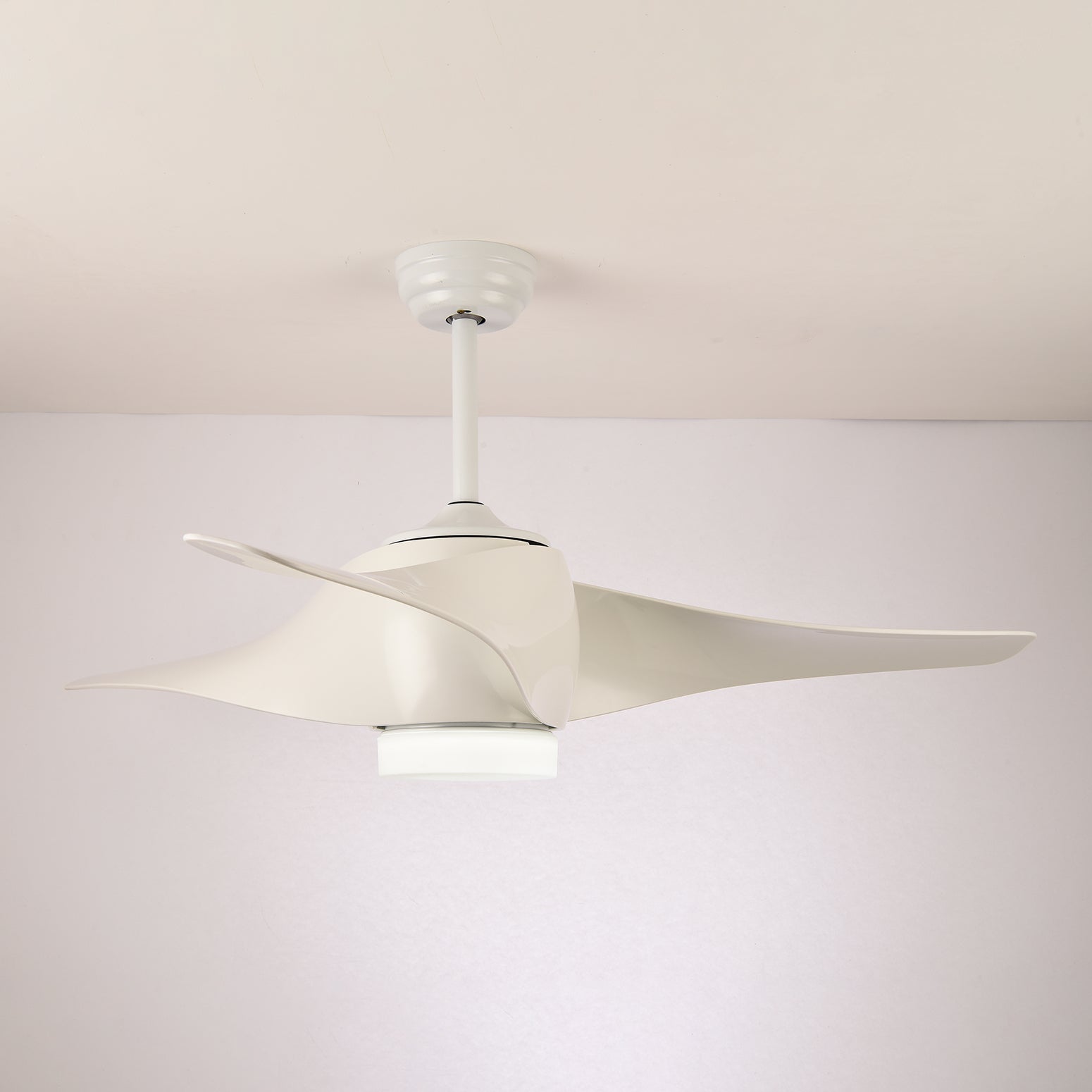Vista detallada de la pantalla acrílica del Ventilador de Techo con Luz AeroGlow