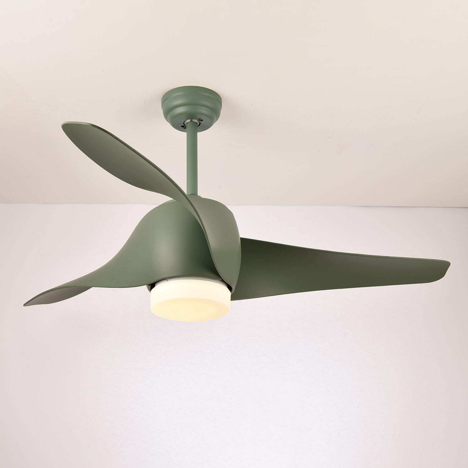 Imagen de estilo de vida del ventilador con luz proporcionando iluminación