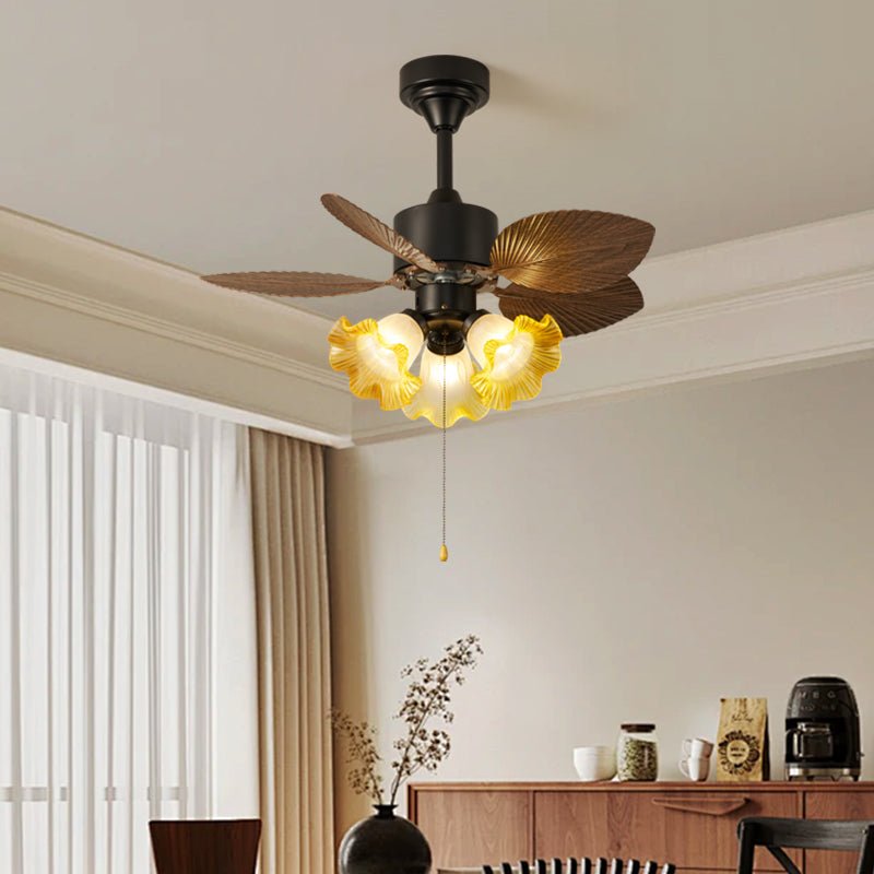 Vista cenital de la lámpara de techo con ventilador destacando su diseño circular