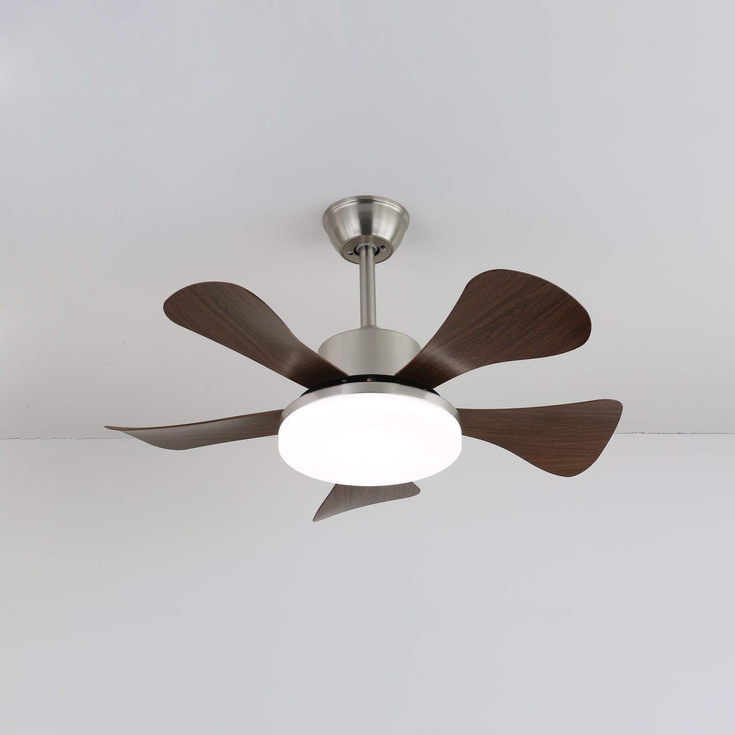 Ventilador de techo moderno de madera con luz instalado en una habitación contemporánea