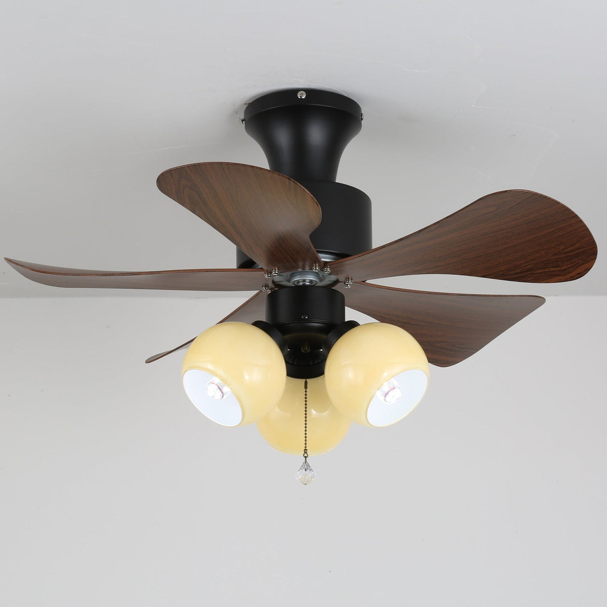 Primer plano del Ventilador de Techo con Luz Lunara Vintage de Madera mostrando el acabado nogal