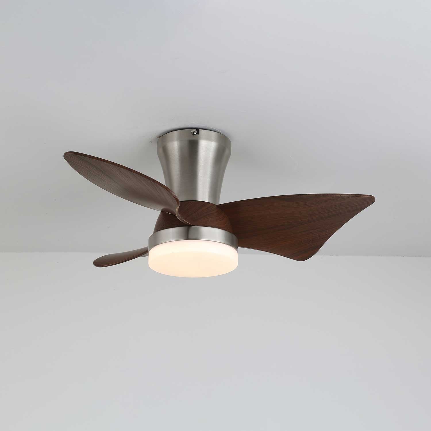 Primer plano de las aspas de madera de nogal del ventilador Caspian con luz.