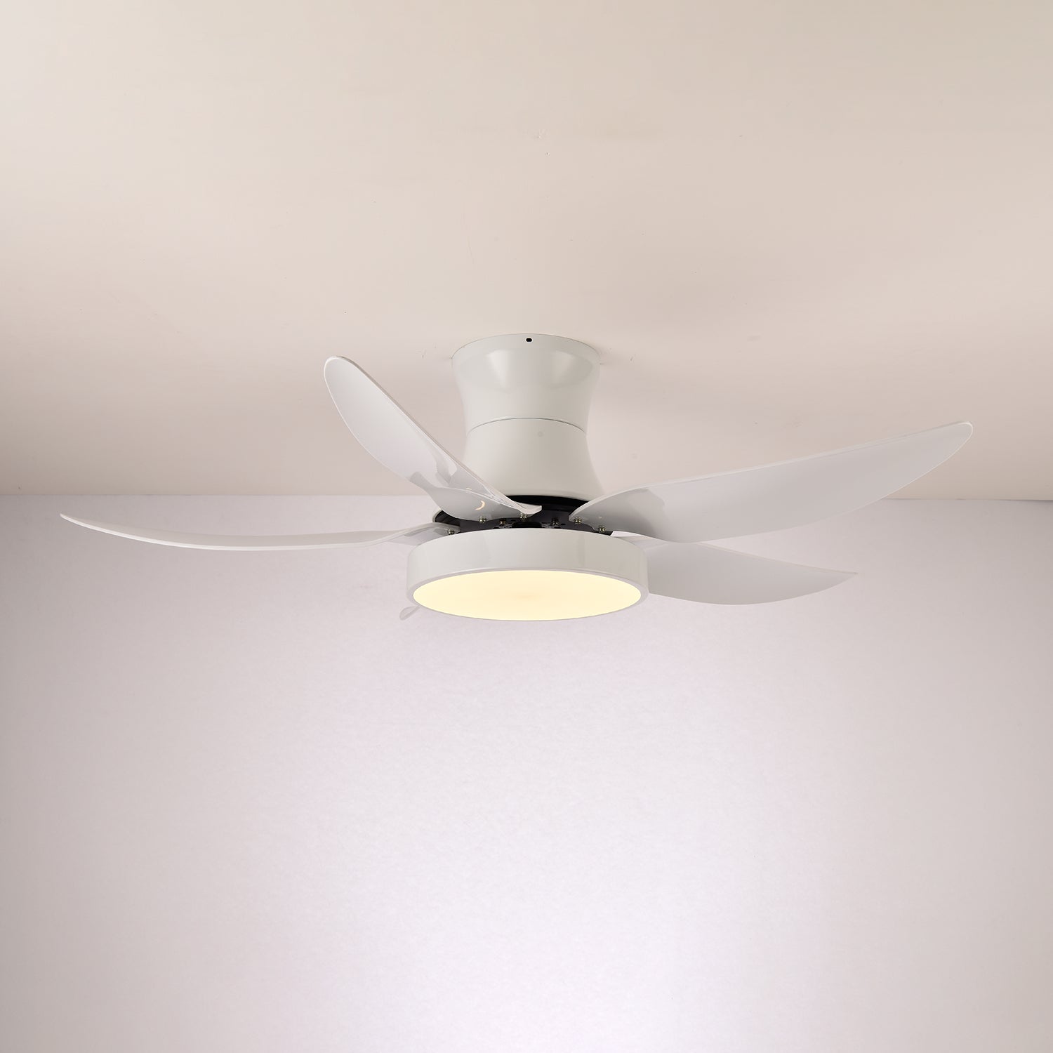 Ventilador de Techo Jada Negro con Luz en un interior contemporáneo