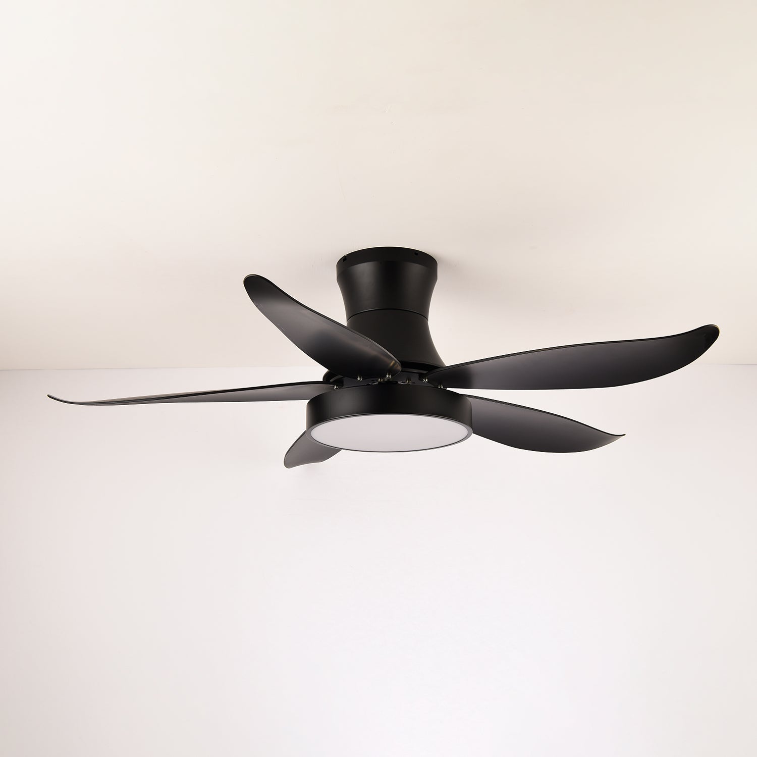 Ventilador de Techo Jada Negro con Luz instalado en un salón moderno