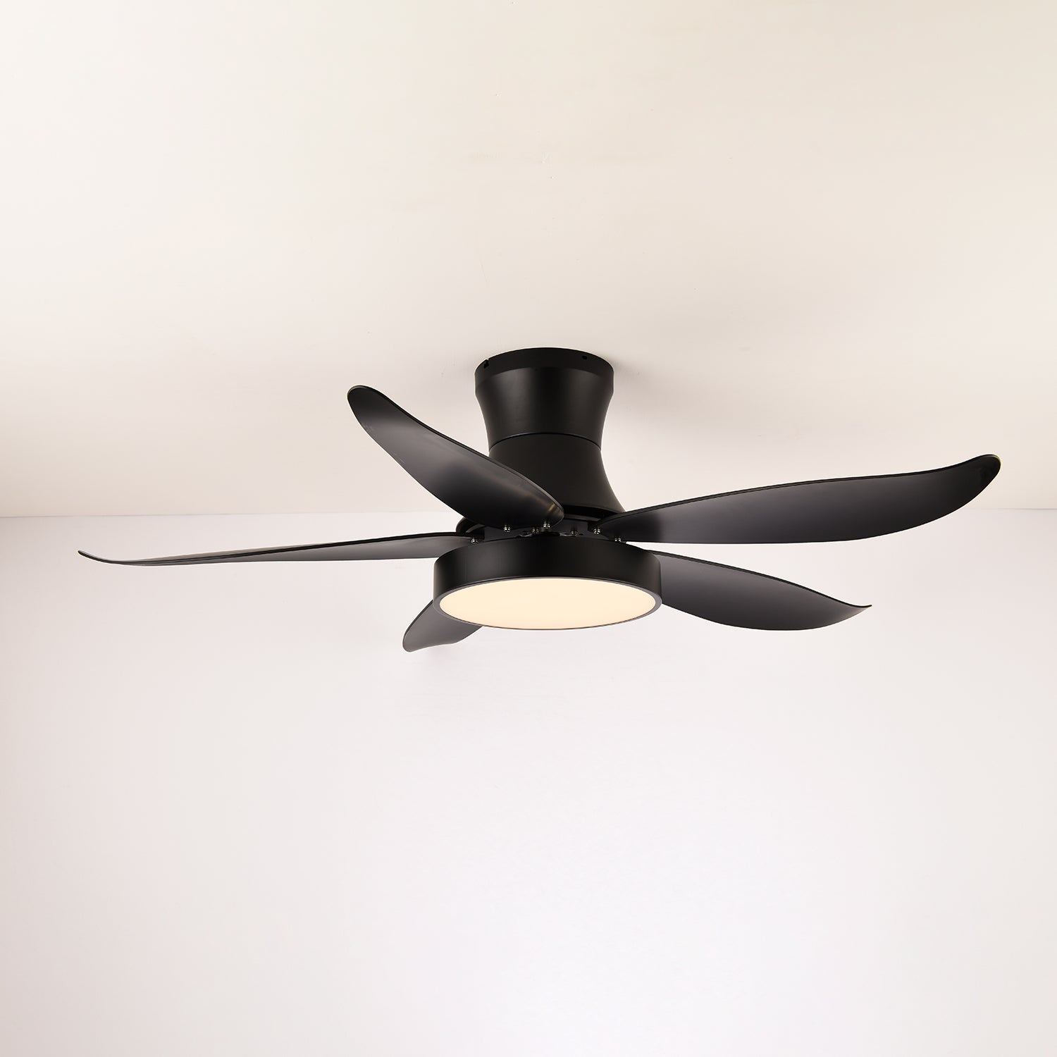 Primer plano del Ventilador de Techo Jada Negro con Luz mostrando el LED integrado