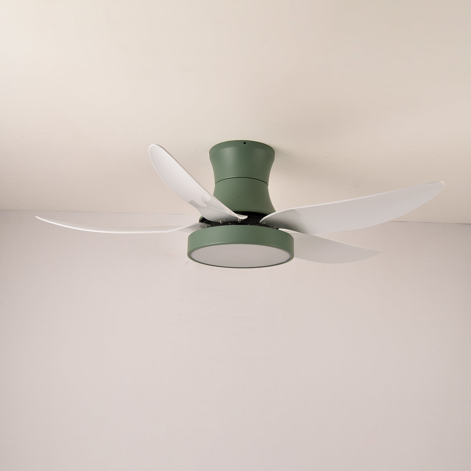 Ventilador de Techo Jada Negro con Luz en un ambiente de dormitorio