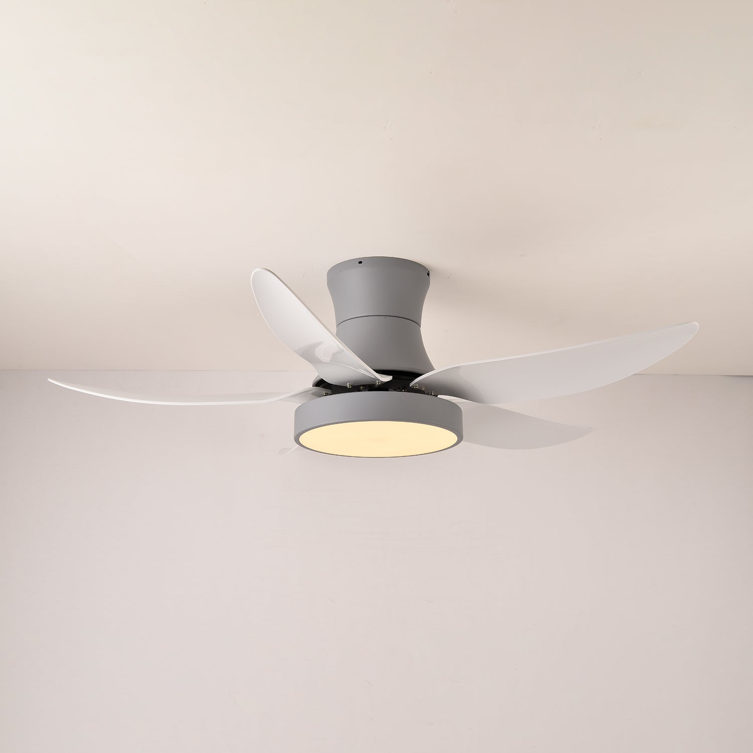Vista en ángulo del Ventilador de Techo Moderno Jada Negro con Luz