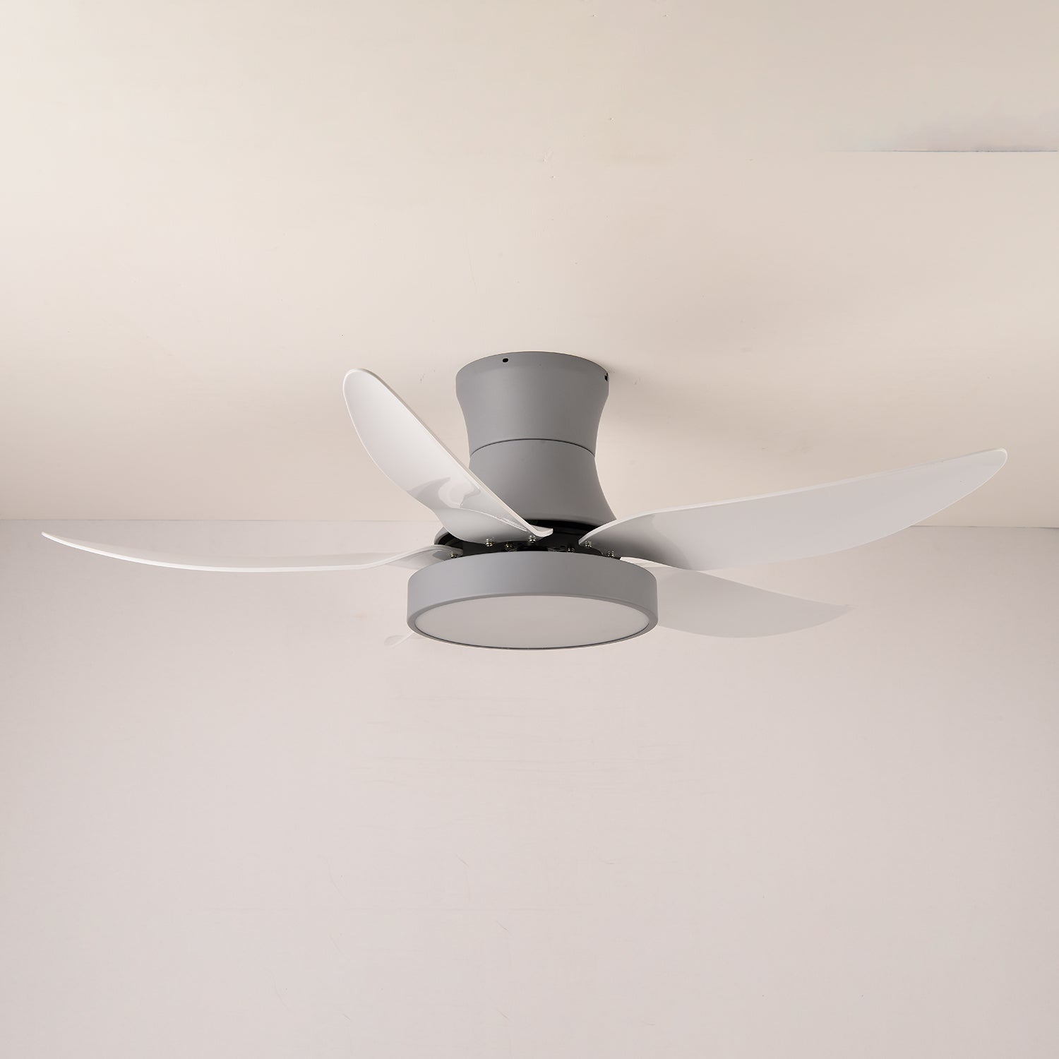 Primer plano de la pantalla acrílica del Ventilador de Techo Jada Negro con Luz